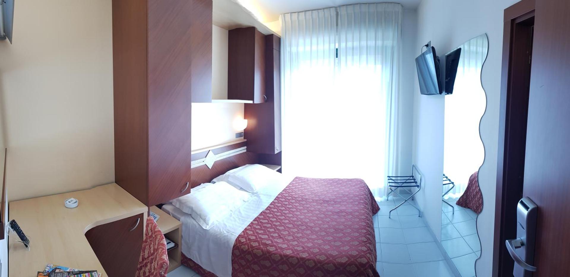 Double or Twin Room with Side Sea View - Photo 3