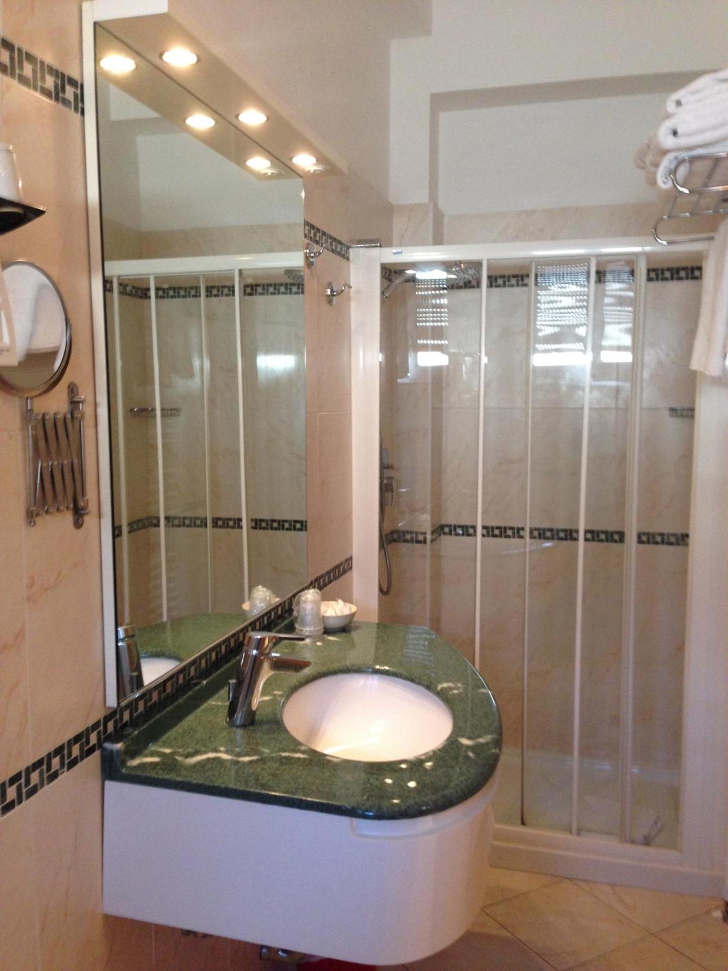 Astor Hotel - Photo 5