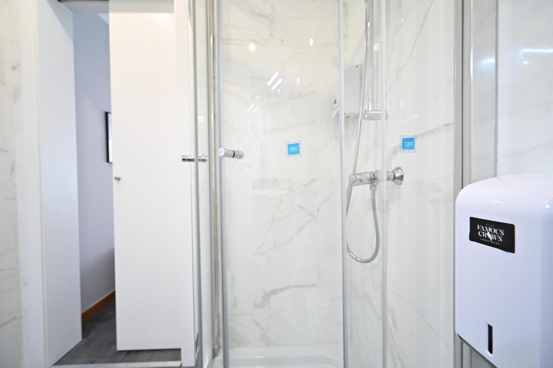 Famous Crows Lisbon Suites - Photo 29