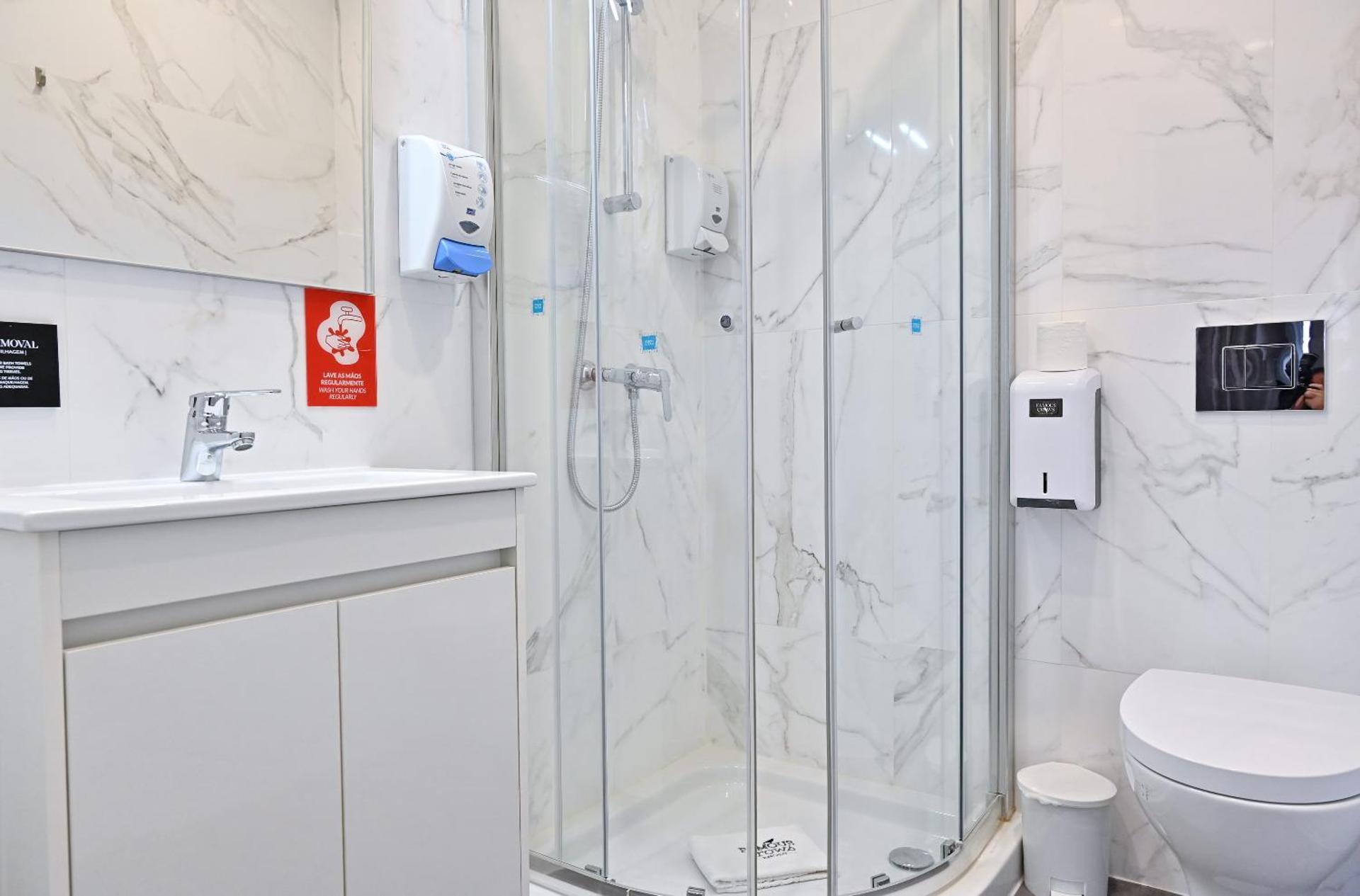 Famous Crows Lisbon Suites - Photo 45