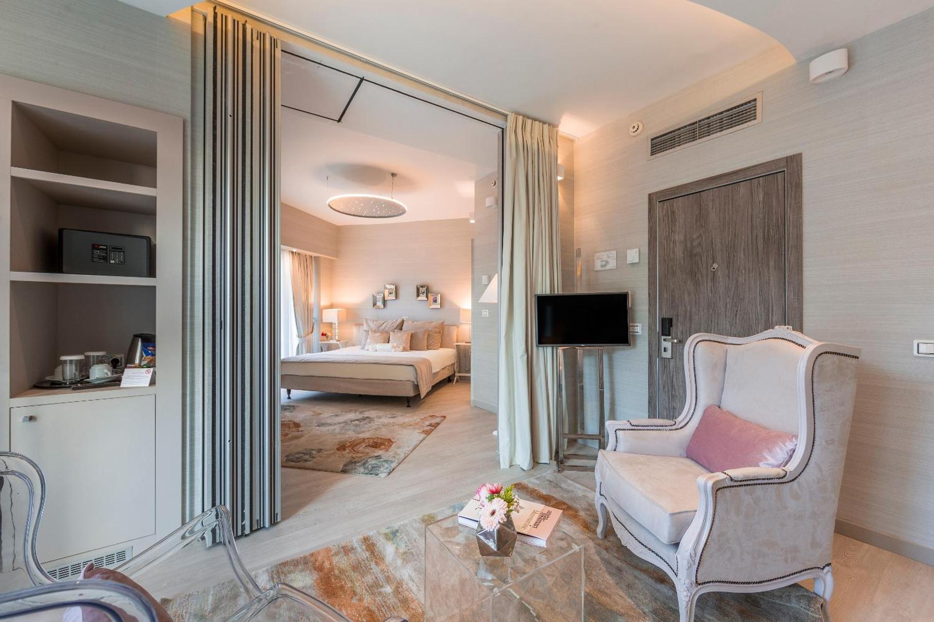 Deluxe Suite with Corner Balcony & Lycabettus Hill View - Photo 3