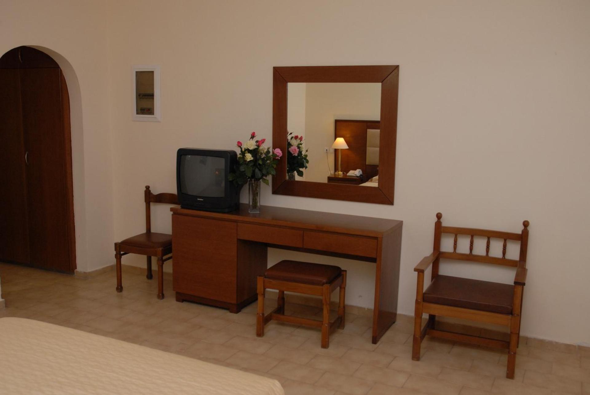 Paleos Hotel Apartments - Photo 9