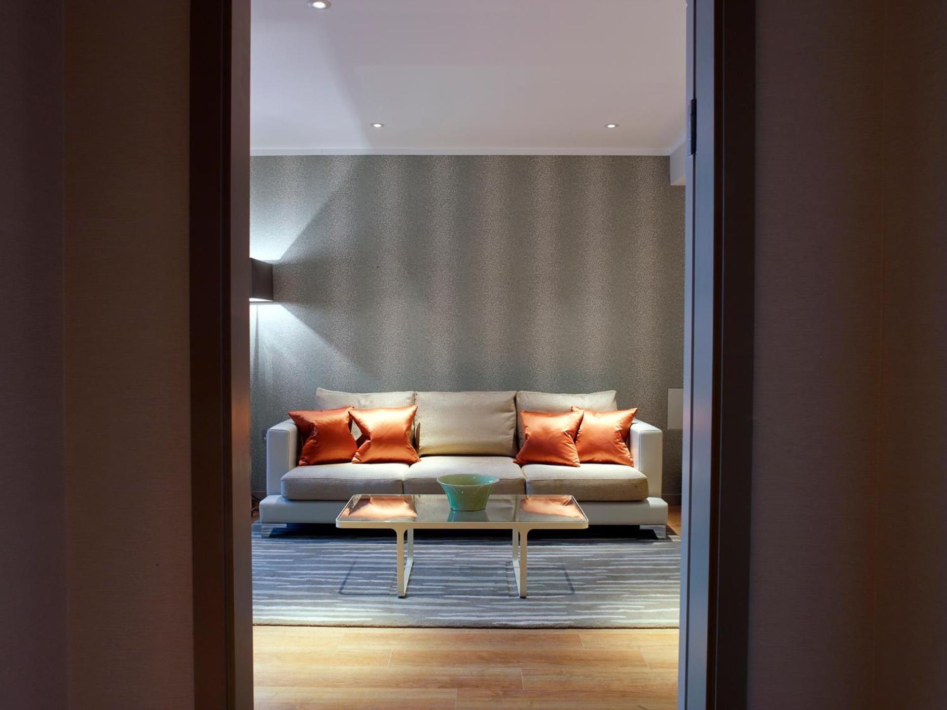 Luxury One-Bedroom Apartment with Riverview