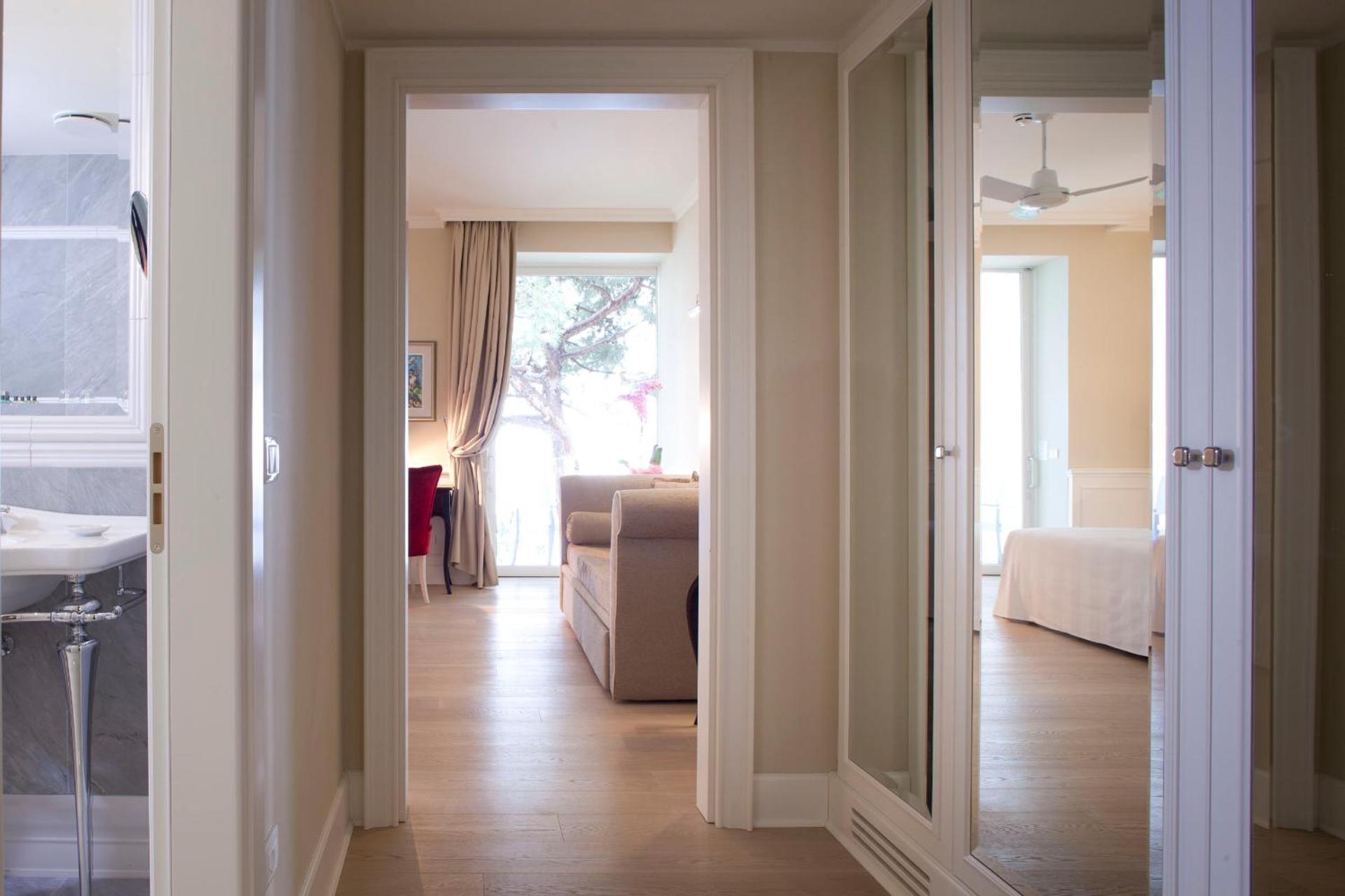 Hotel Riviera & Maximilian's - Photo 16