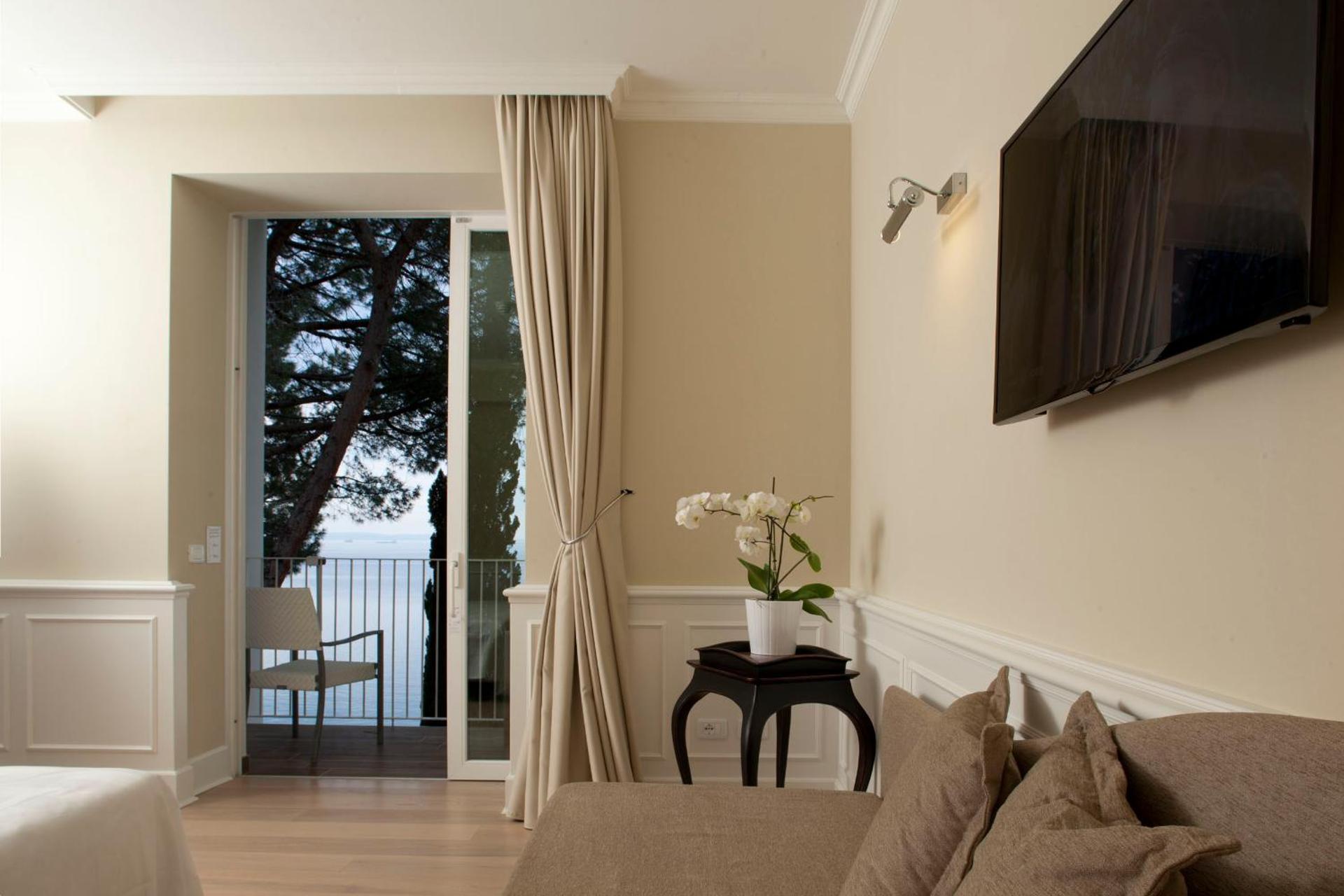 Hotel Riviera & Maximilian's - Photo 13