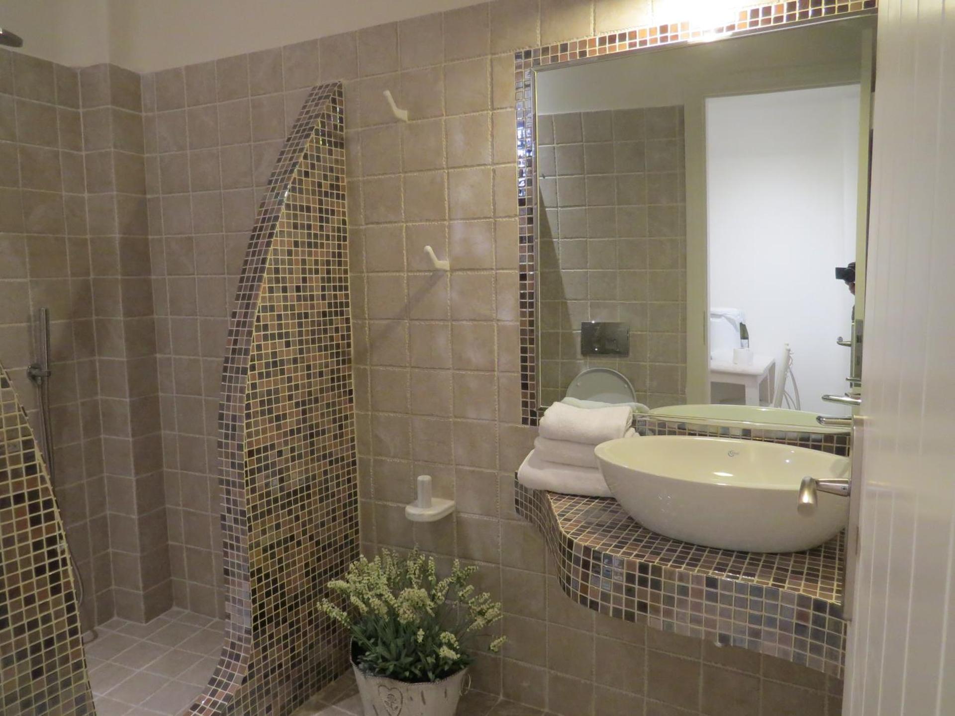 Villa Manos Hotel - Photo 4