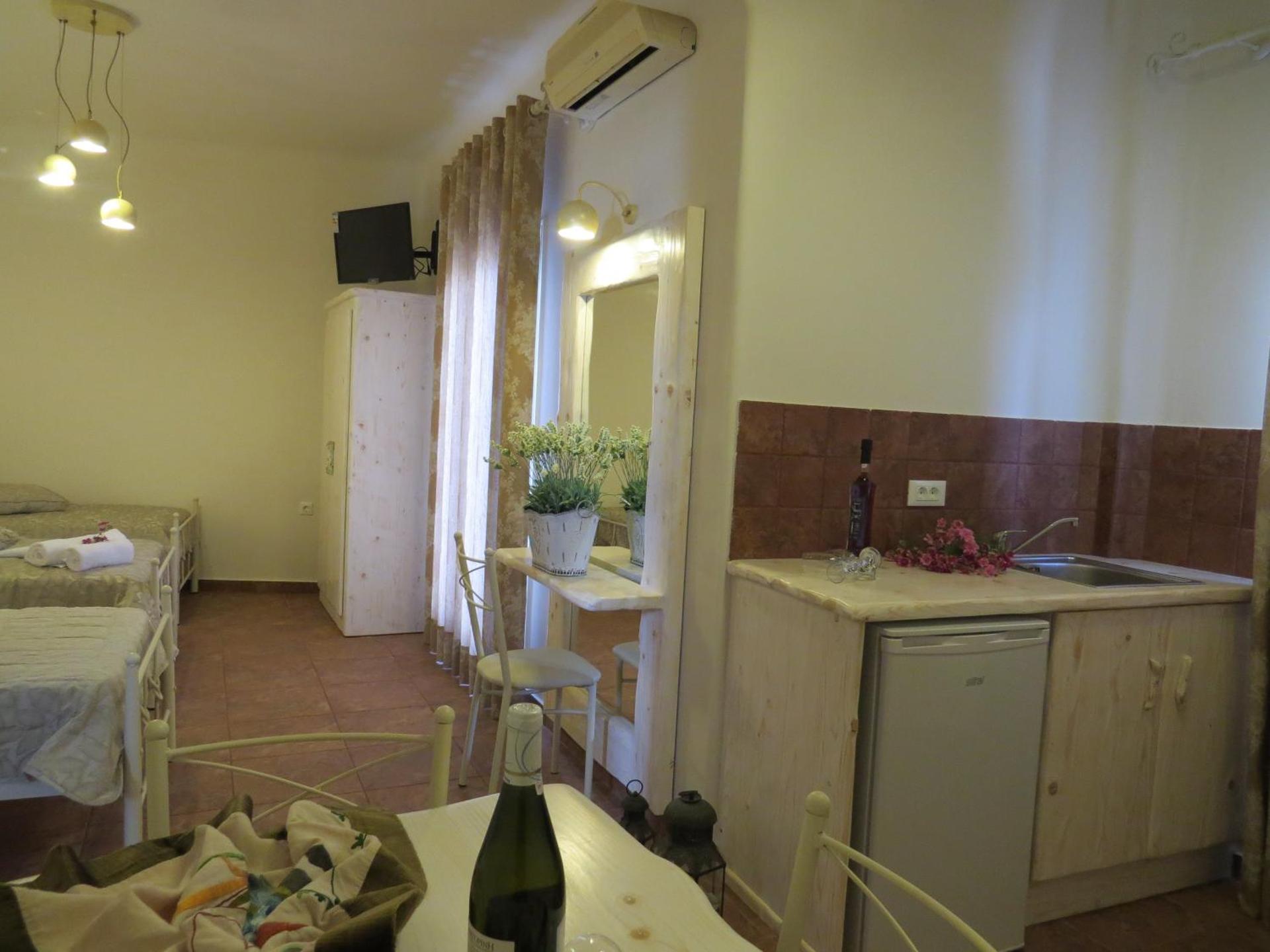 Villa Manos Hotel - Photo 14