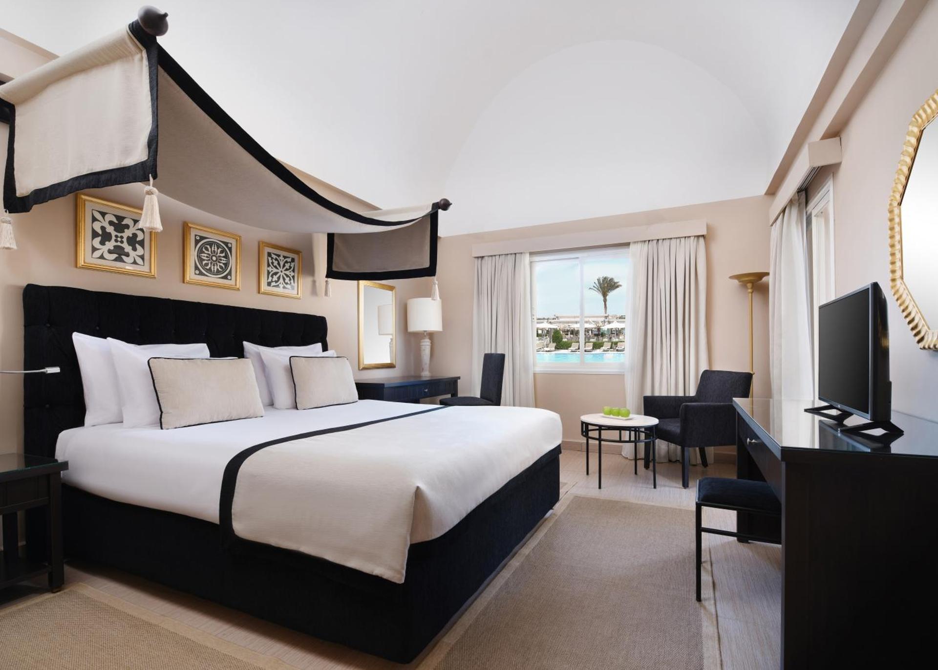 Junior Suite, Queen Bed, Side Sea view