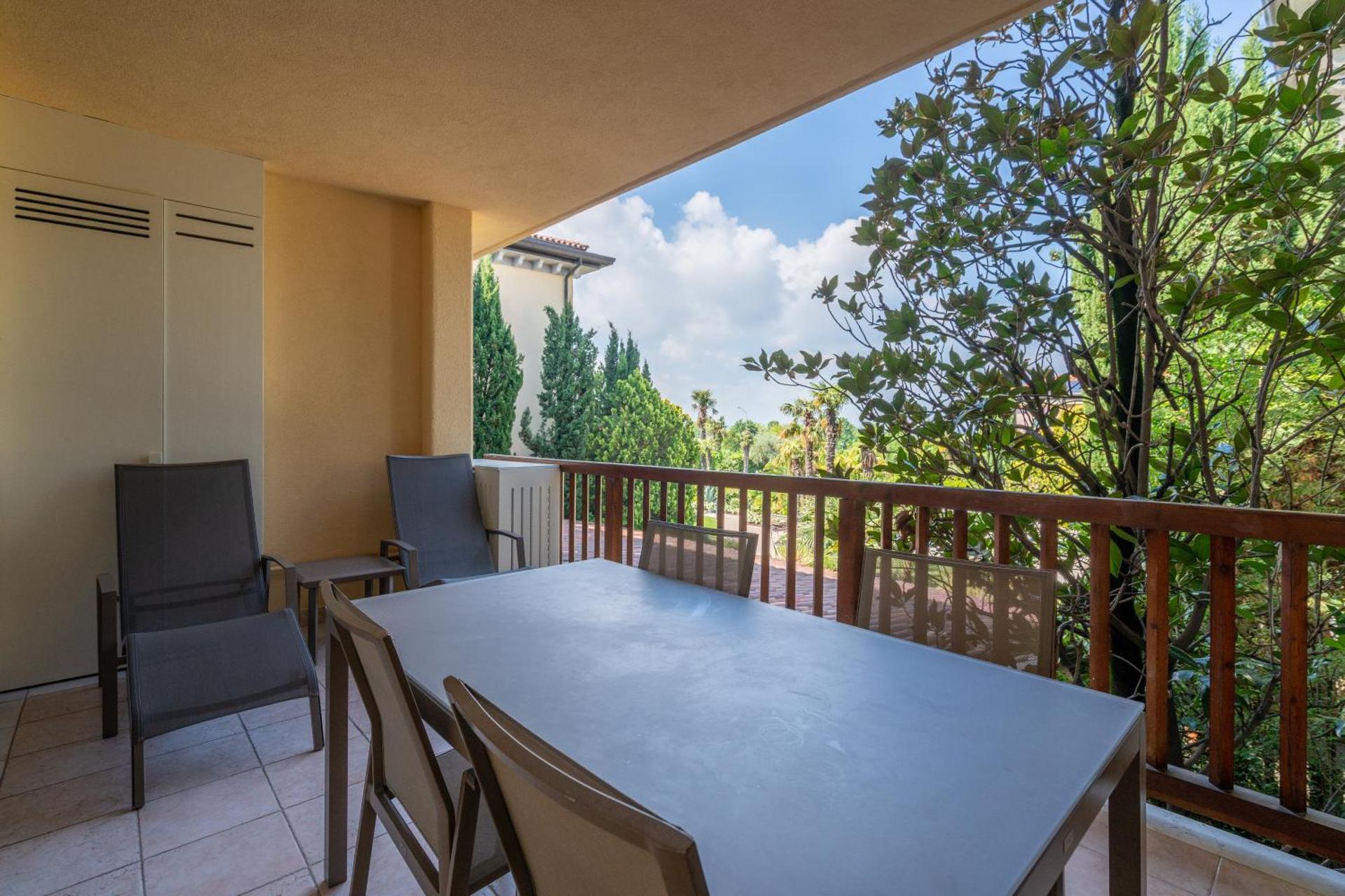 Queen Suite with Pool View