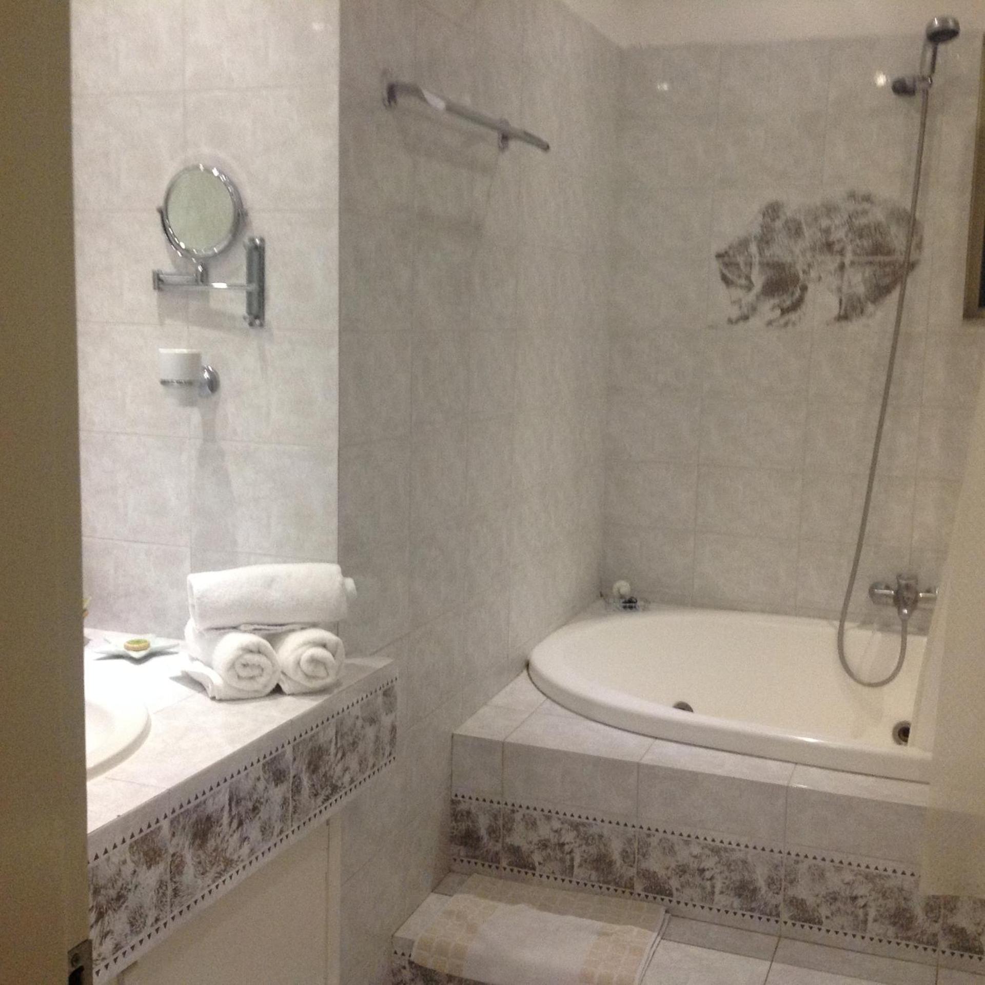 Saga Hotel - Photo 10