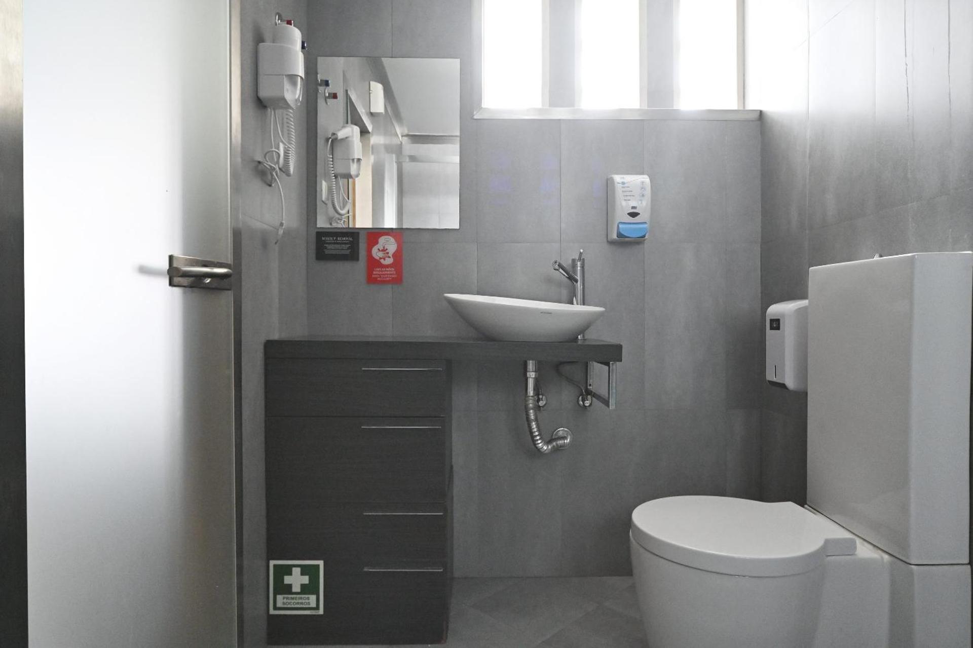 Famous Crows Lisbon Suites - Photo 38