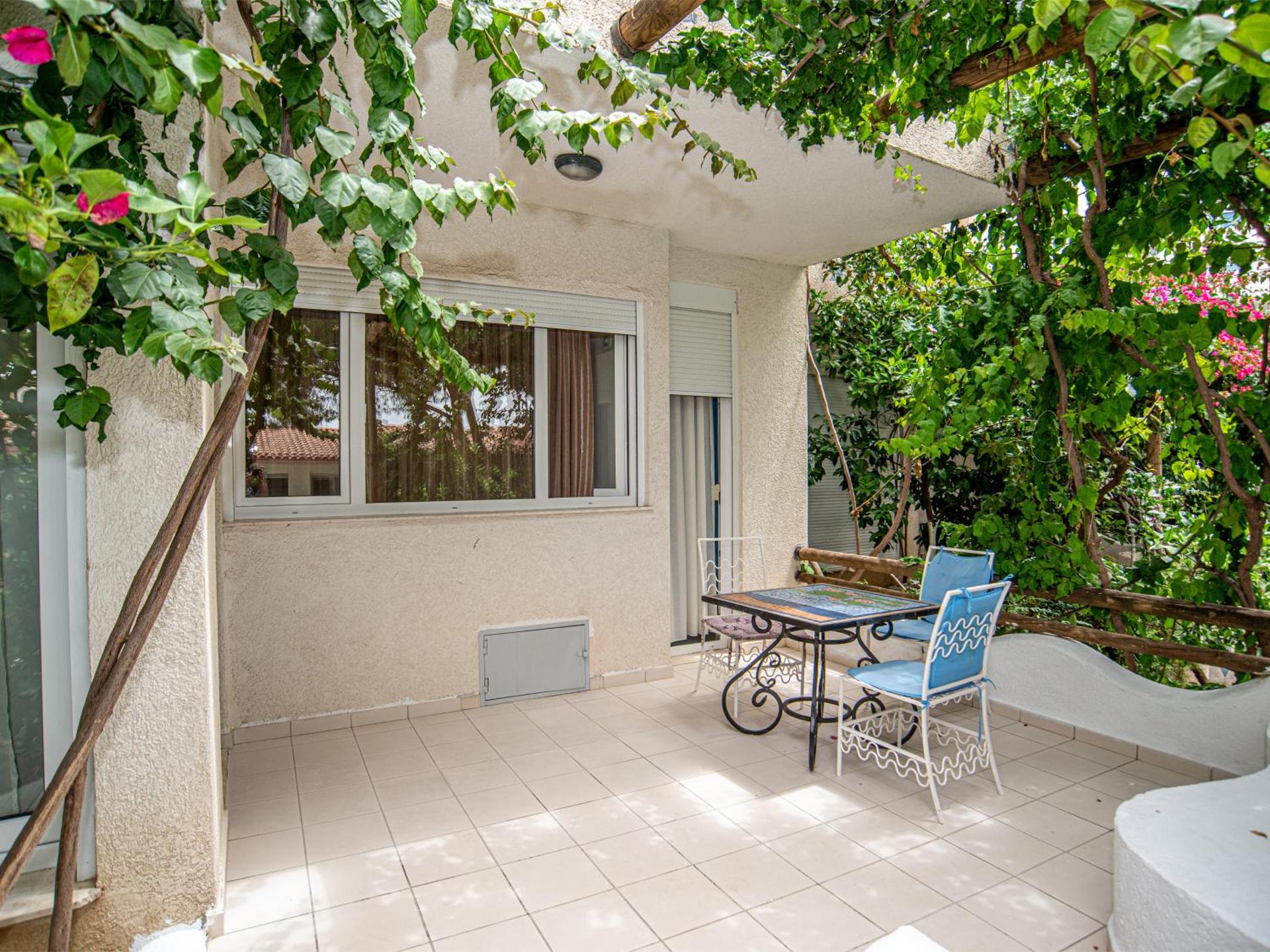 Two-Bedroom Apartment with Patio ( 4 Adults )