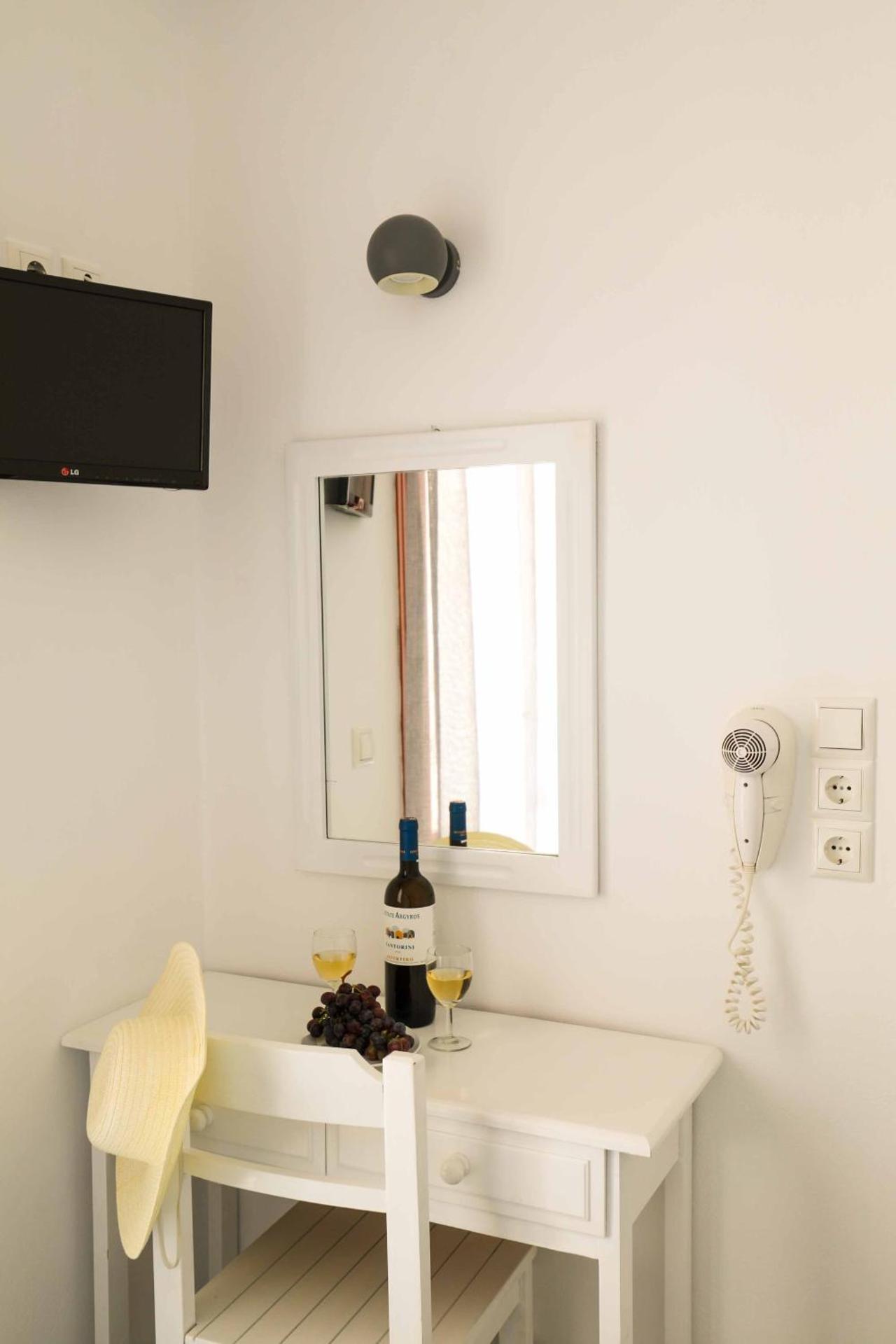 Finikas Santorini - Photo 43