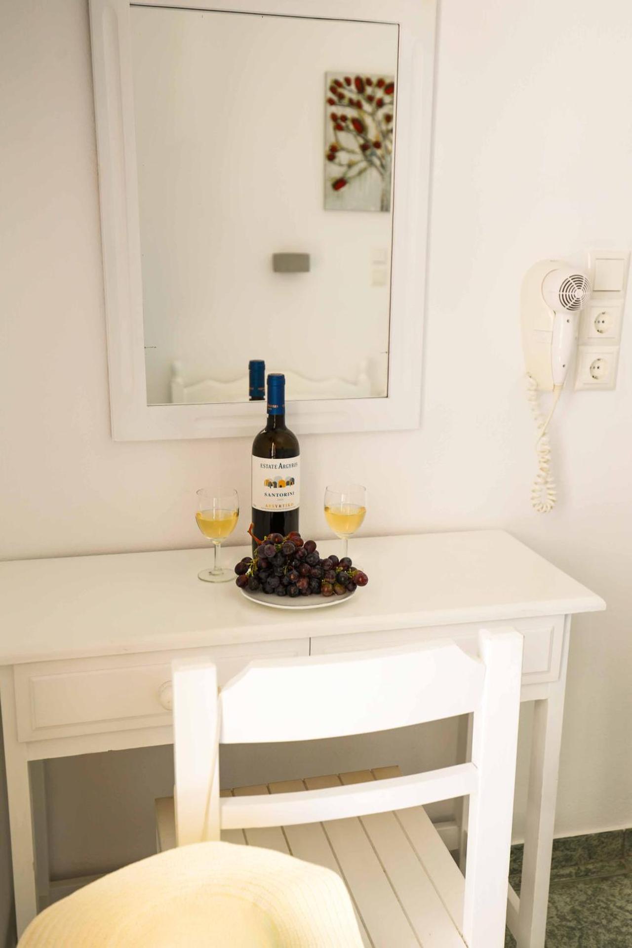 Finikas Santorini - Photo 46