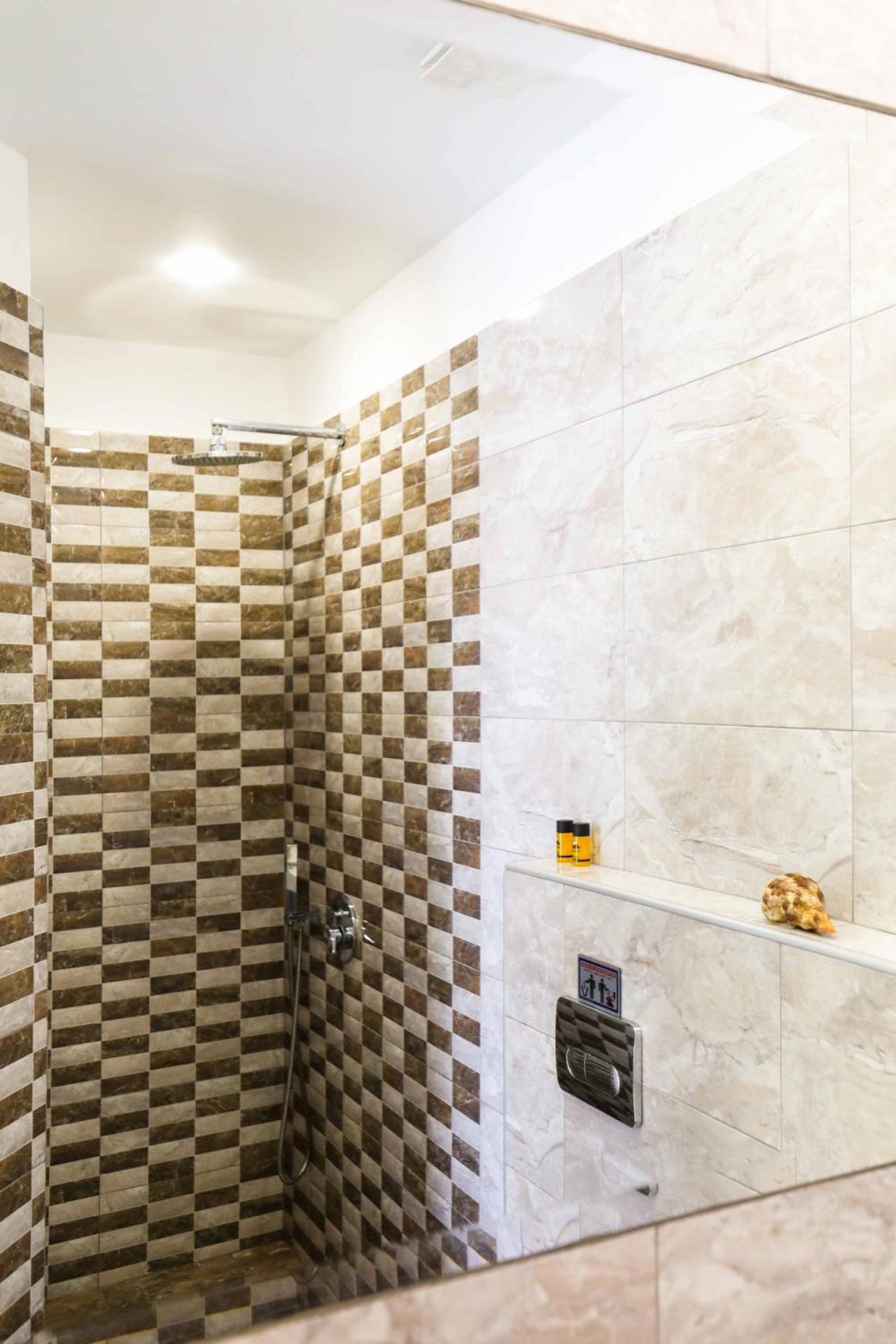 Finikas Santorini - Photo 36