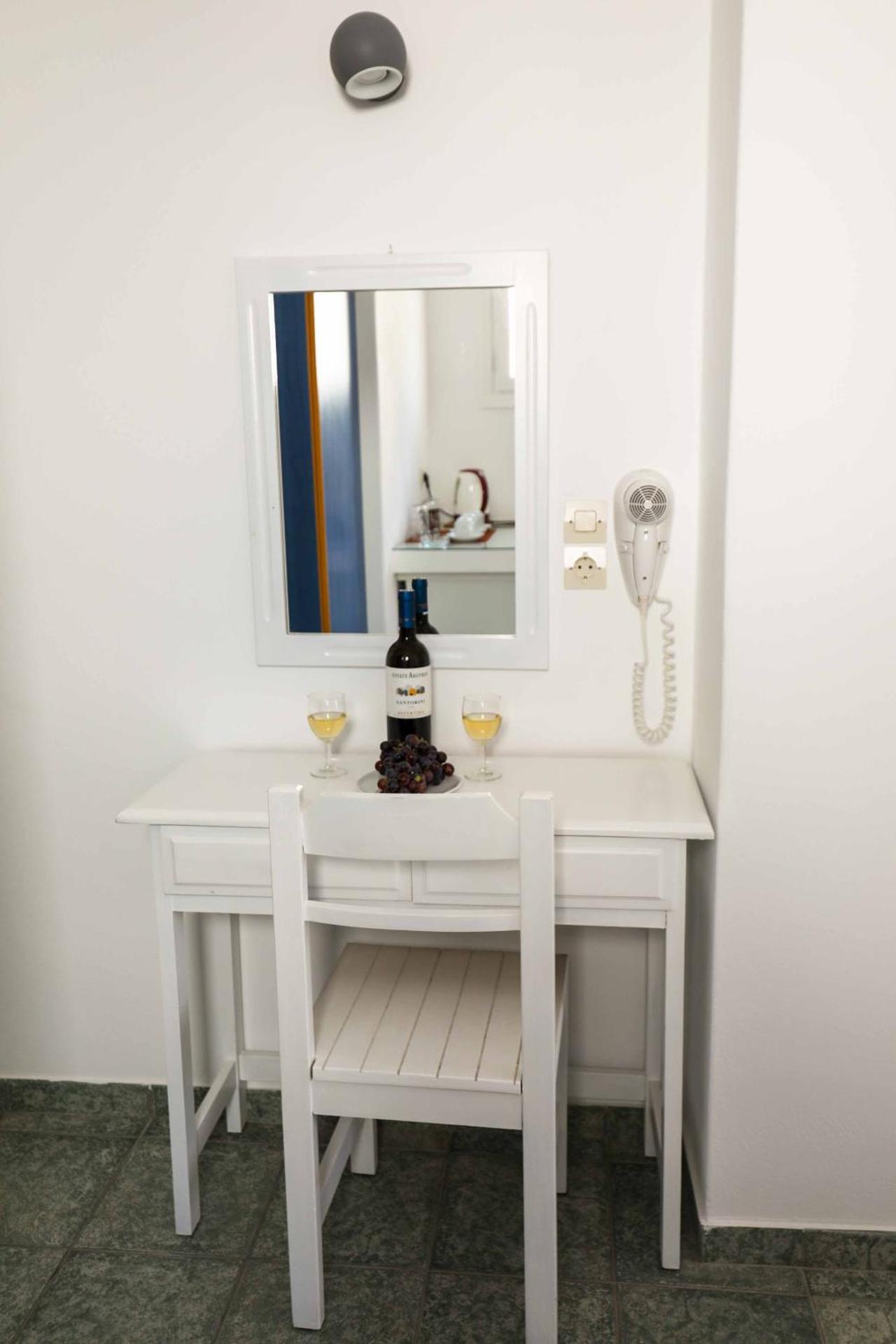 Finikas Santorini - Photo 25