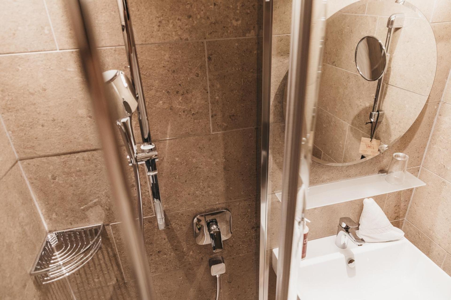 Comfort Single Room with Balcony - Photo 4