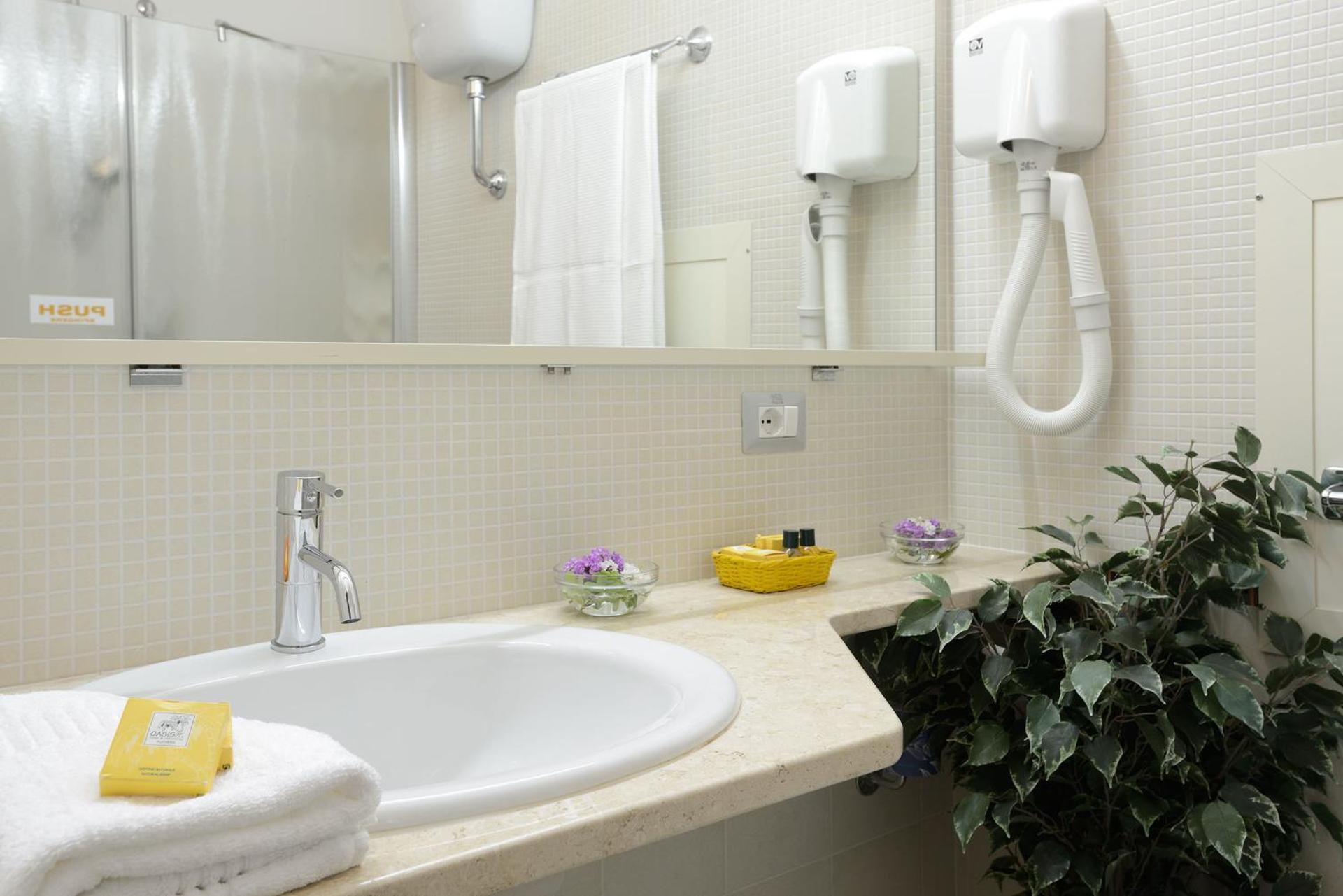 Hotel Oasis - Photo 15