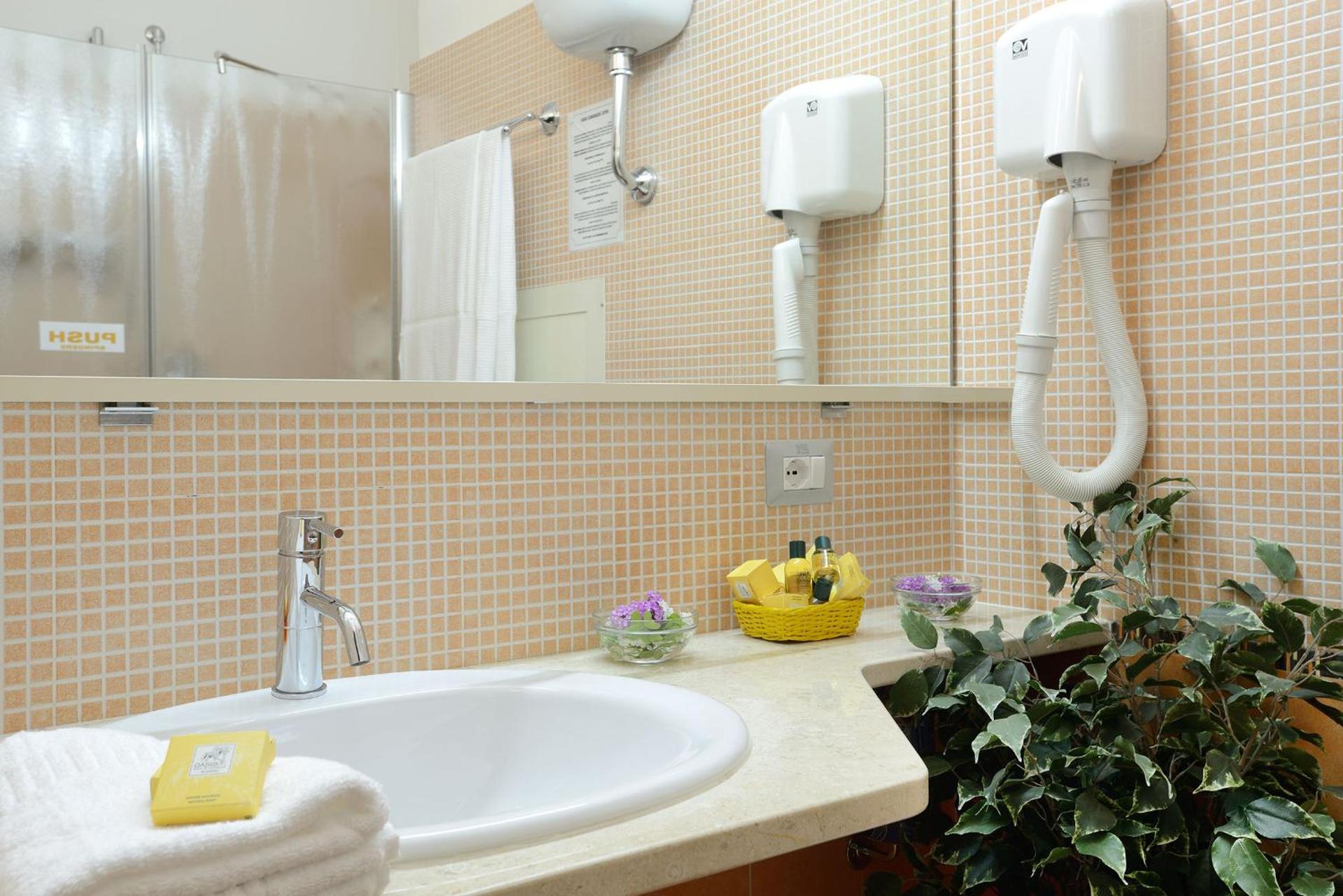 Hotel Oasis - Photo 9