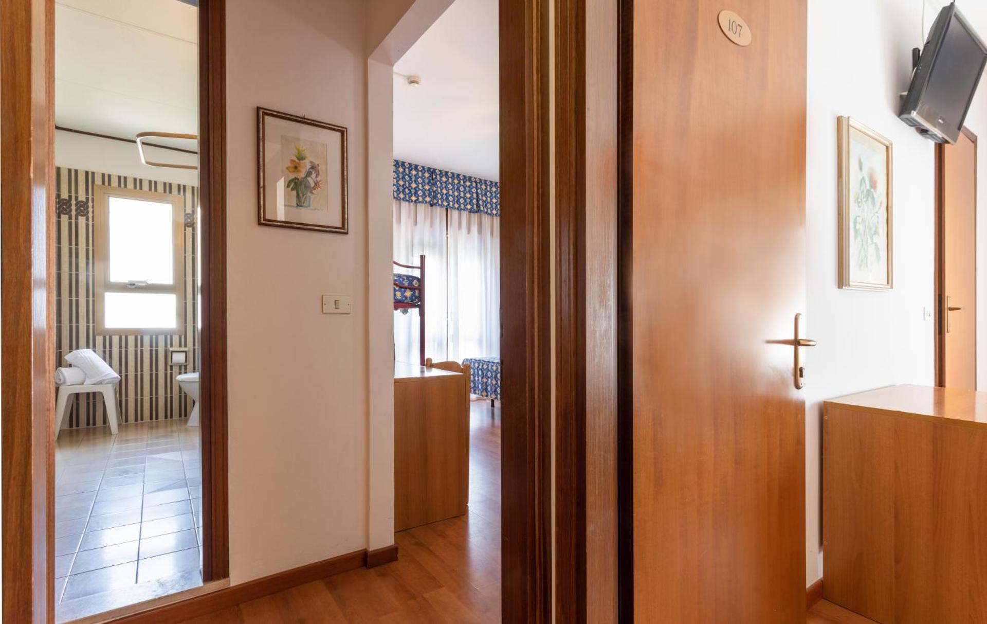 Hotel Diana - Photo 31