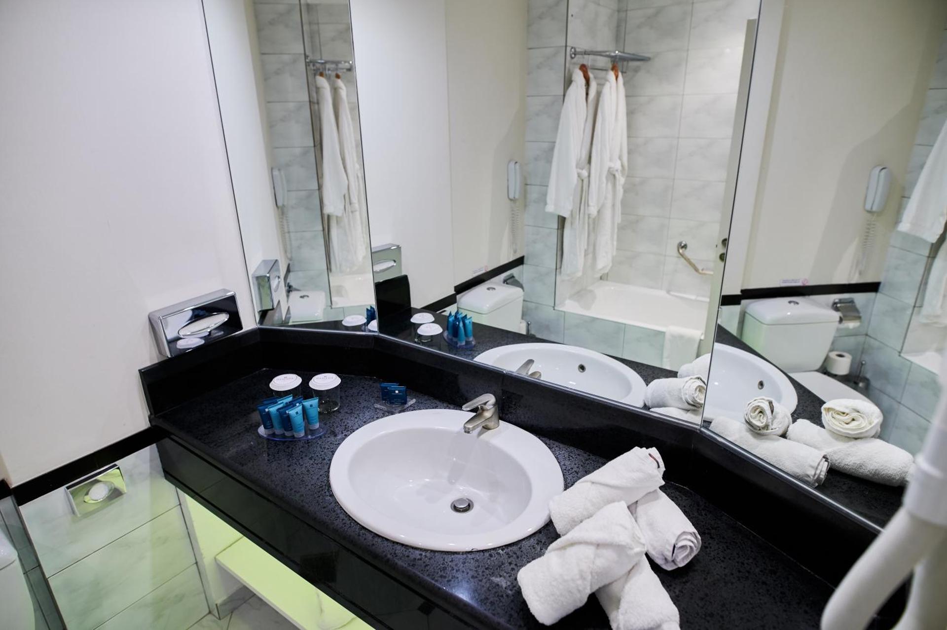Ramada Plaza by Wyndham Thraki - Photo 33