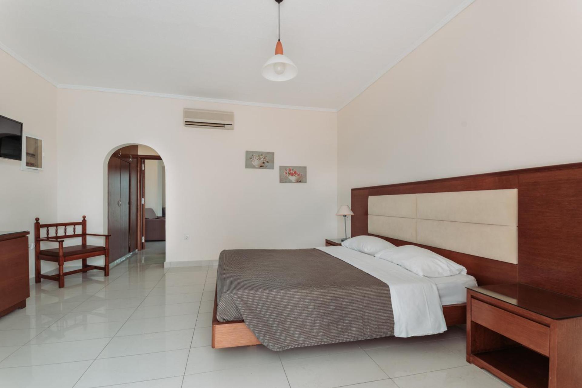 Paleos Hotel Apartments - Photo 10