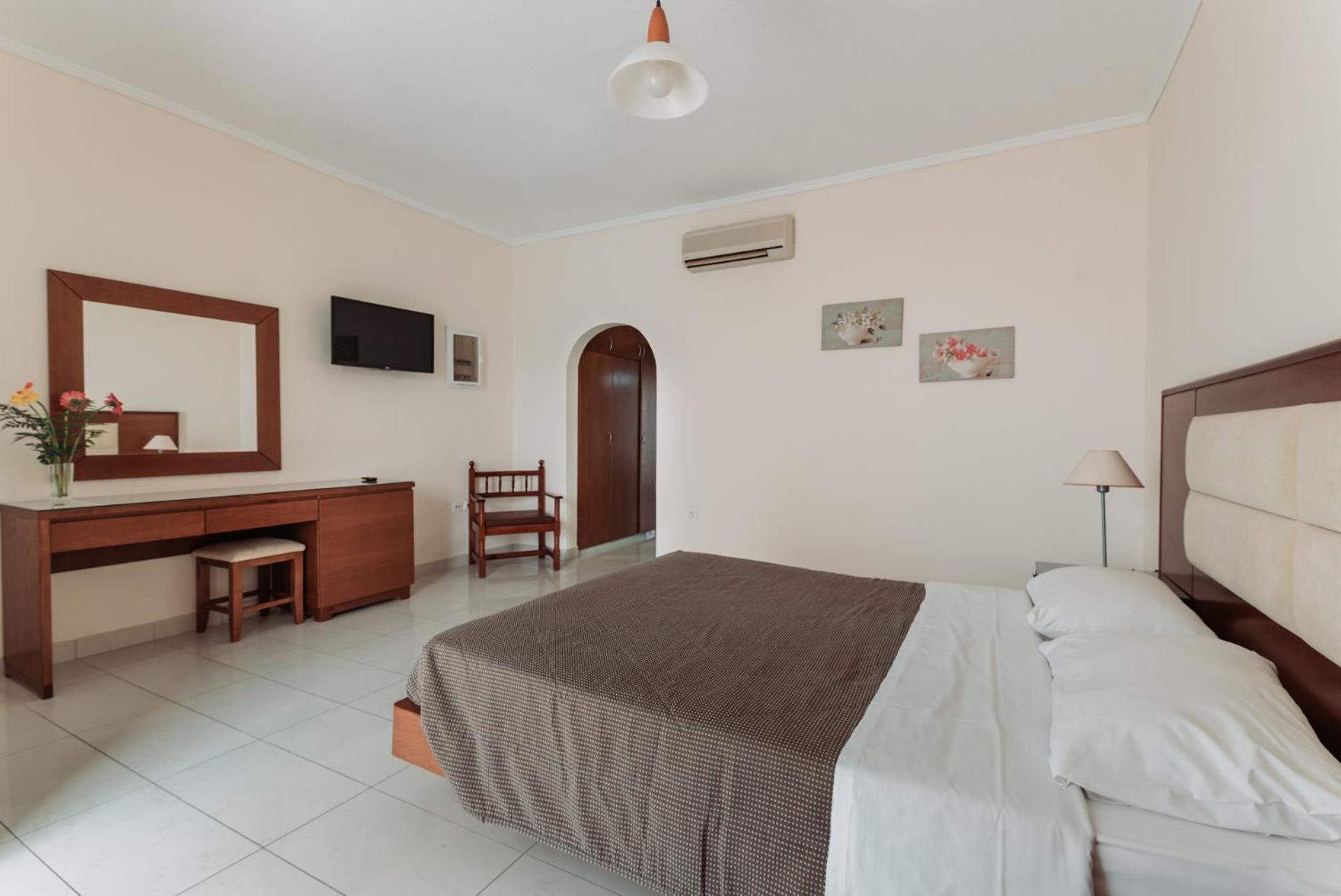 Paleos Hotel Apartments - Photo 11