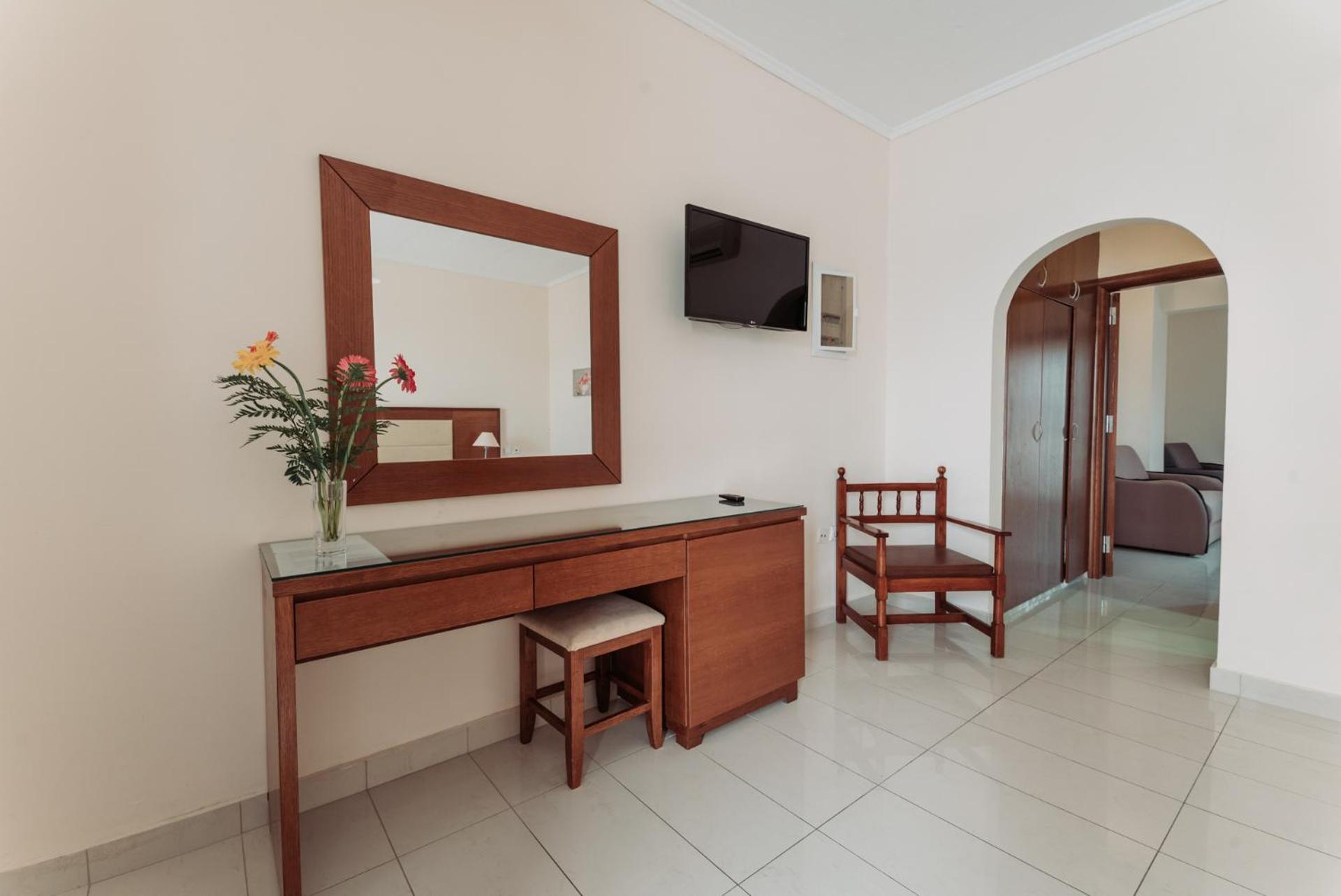 Paleos Hotel Apartments - Photo 17