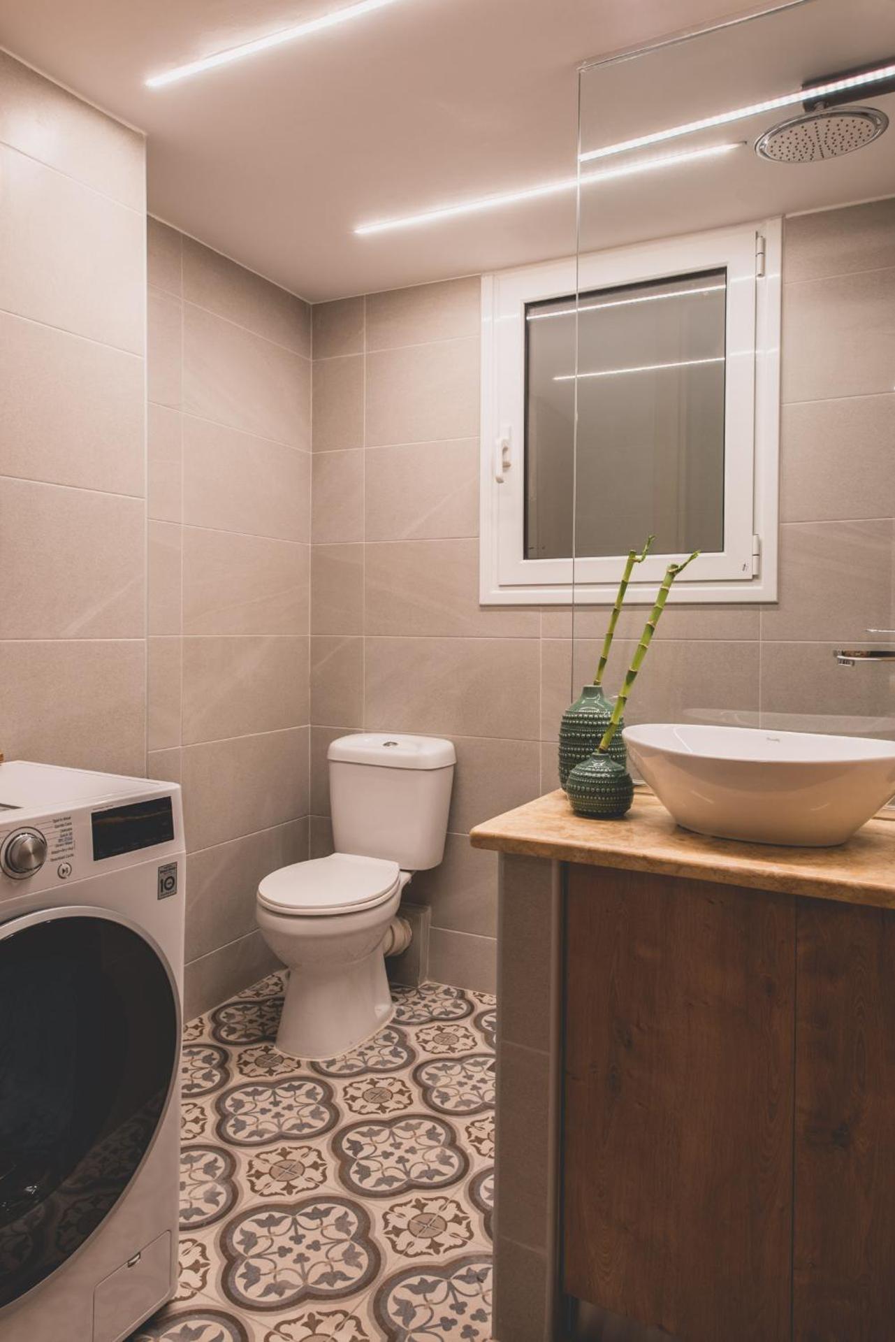 Luxury Apartment with Acropolis view Terrace and Jacuzzi in the Heart of Athens - Living Stone Azurite - Photo 36