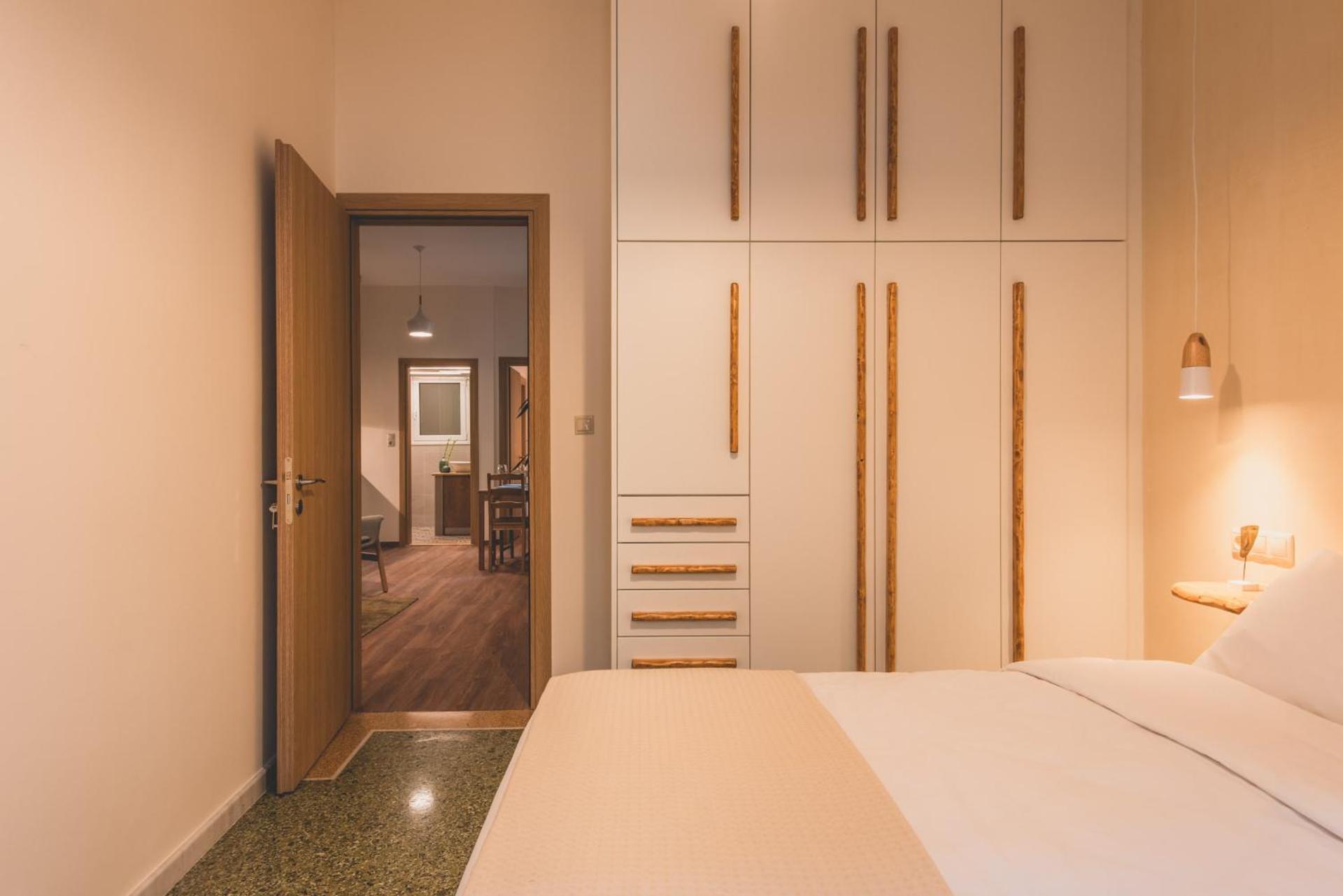 Luxury Apartment with Acropolis view Terrace and Jacuzzi in the Heart of Athens - Living Stone Azurite - Photo 42