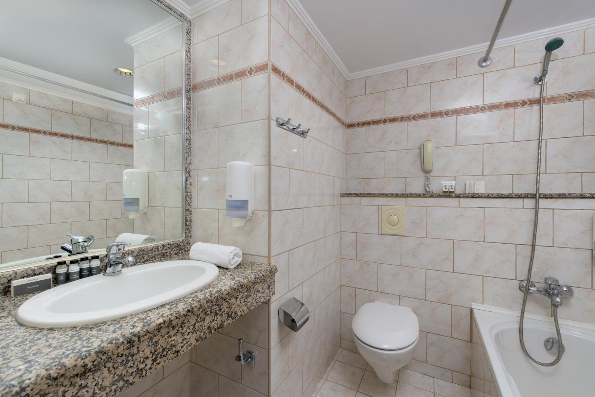 Studio with Garden View (3 Adults) - Photo 3