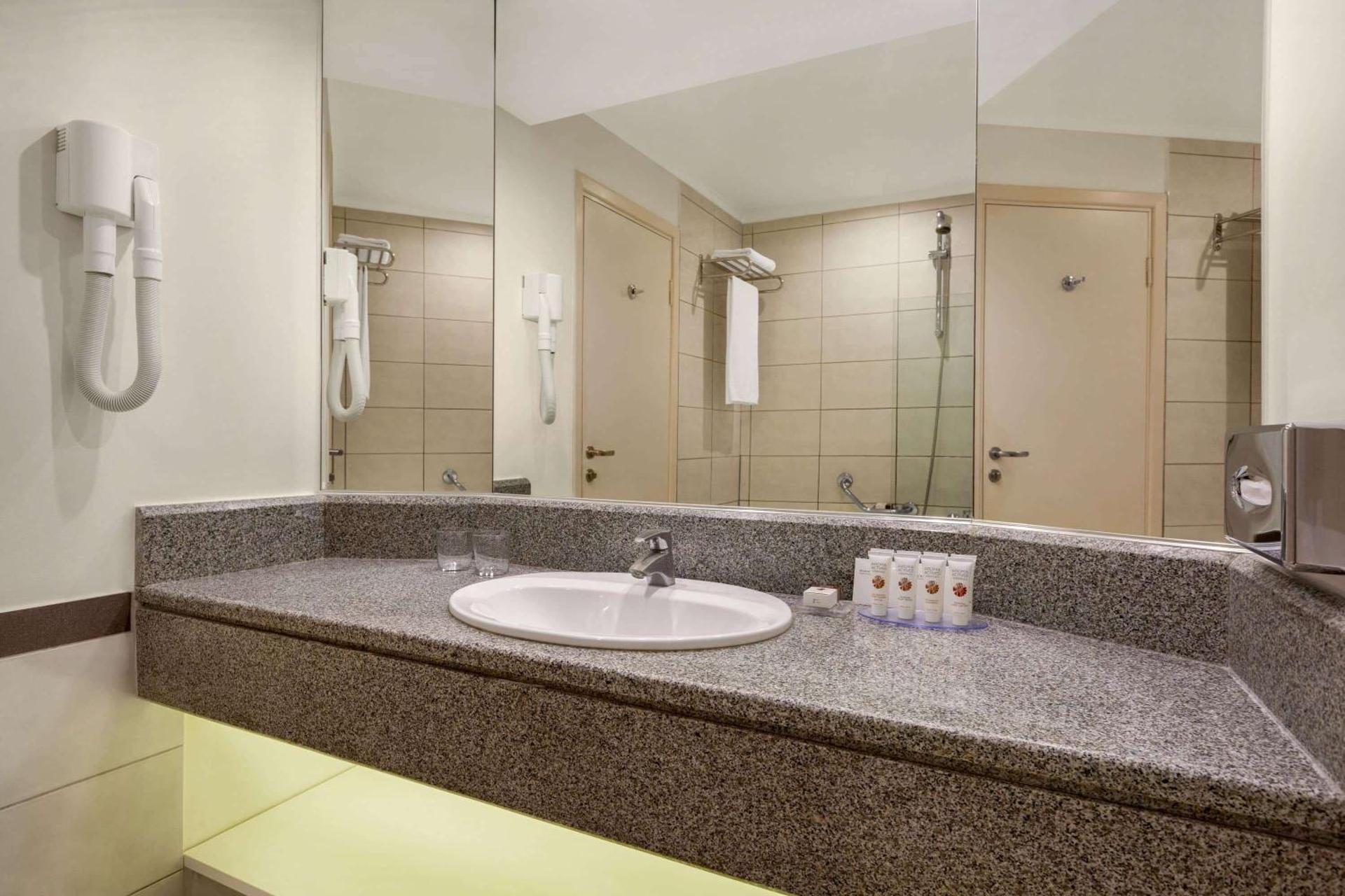 Ramada Plaza by Wyndham Thraki - Photo 111