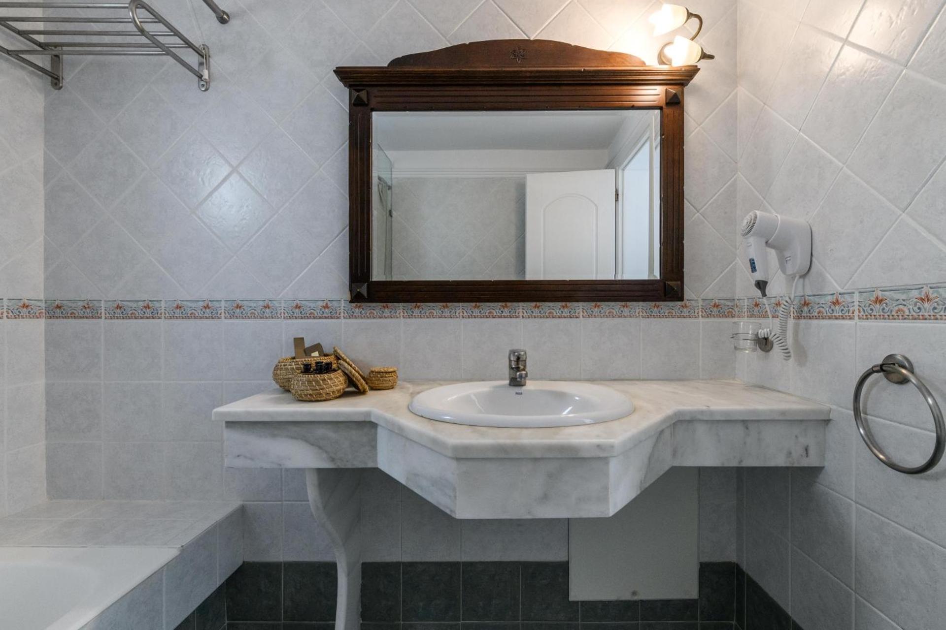 Pelican Bay Hotel - Photo 4