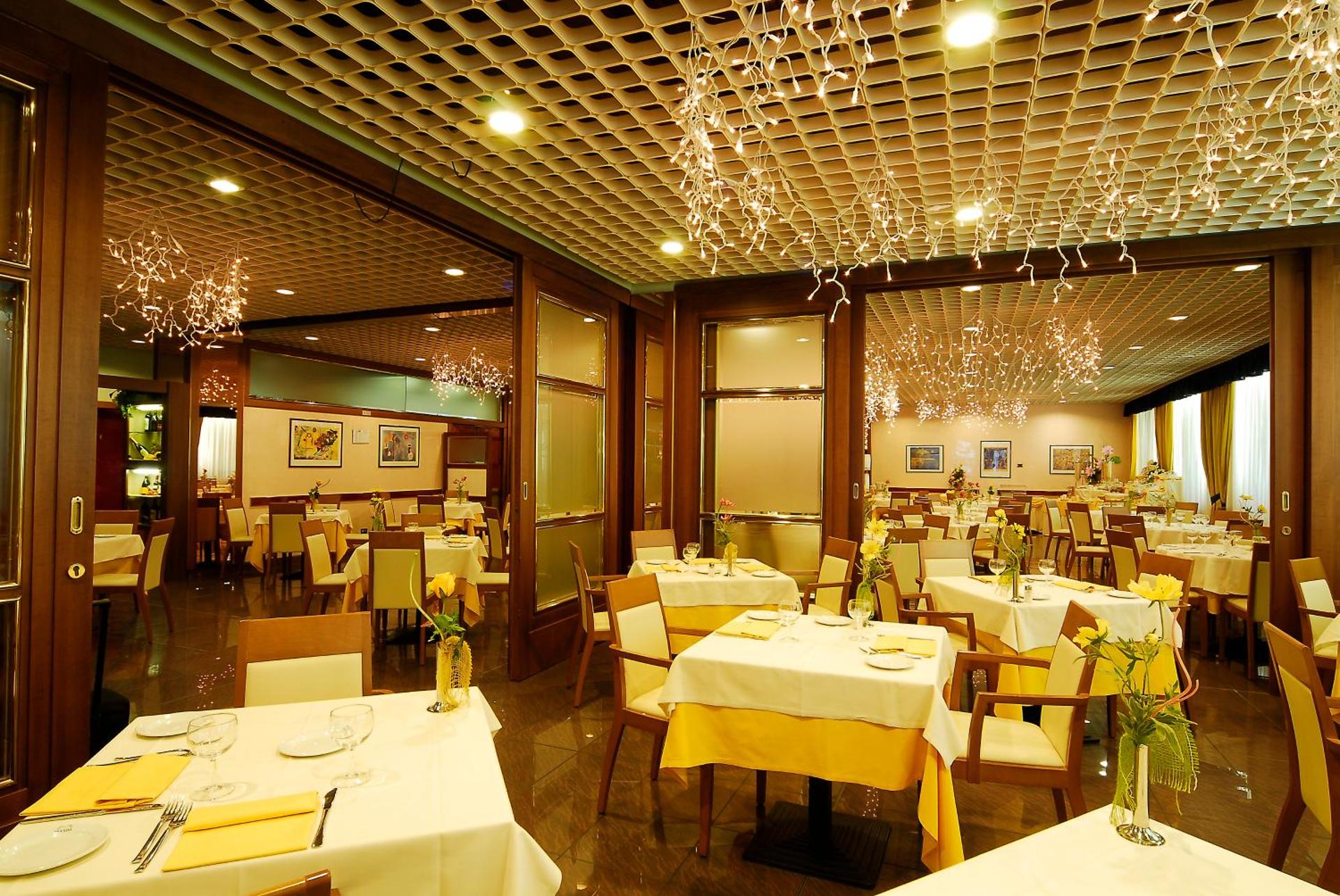 Hotel Maxim - Photo 85