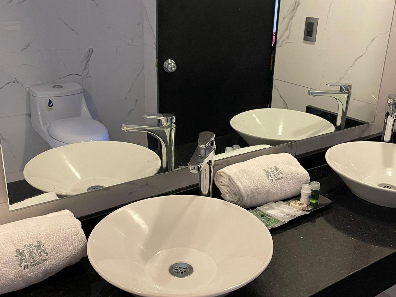 Hotel El Senador - Photo 29