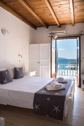 Fisilanis Beachfront Hotel - Photo 9