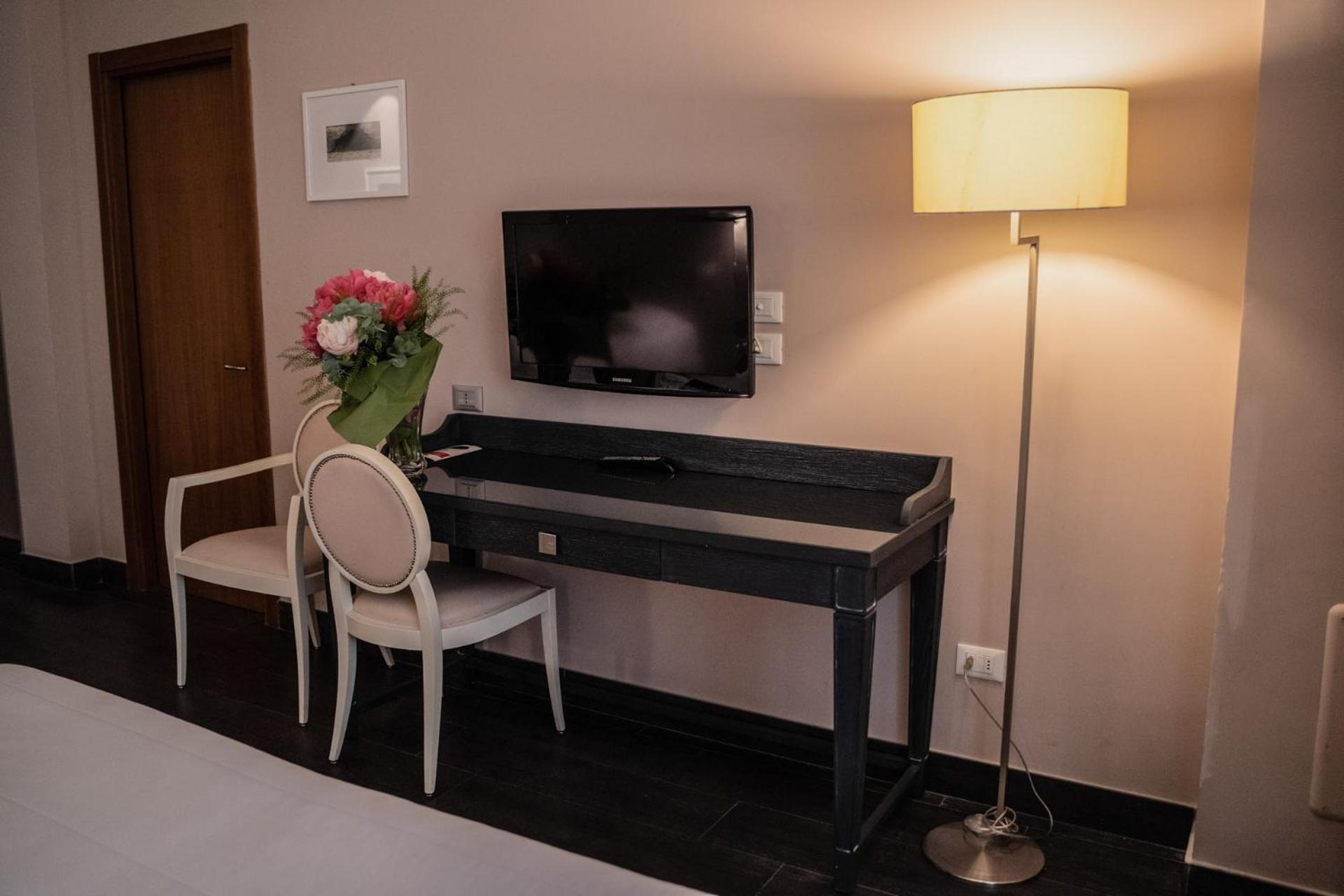 Hotel Mediterraneo - Photo 9