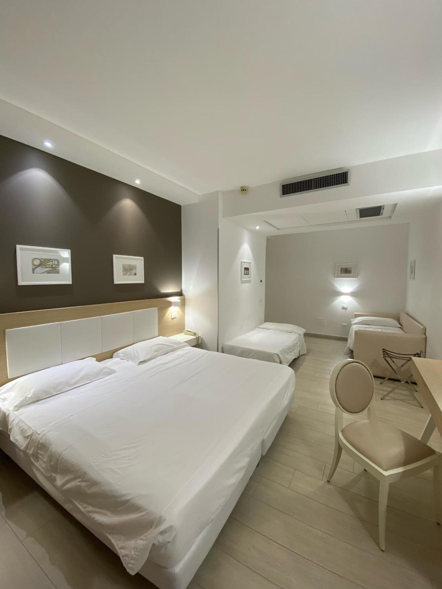 Hotel Mediterraneo - Photo 8