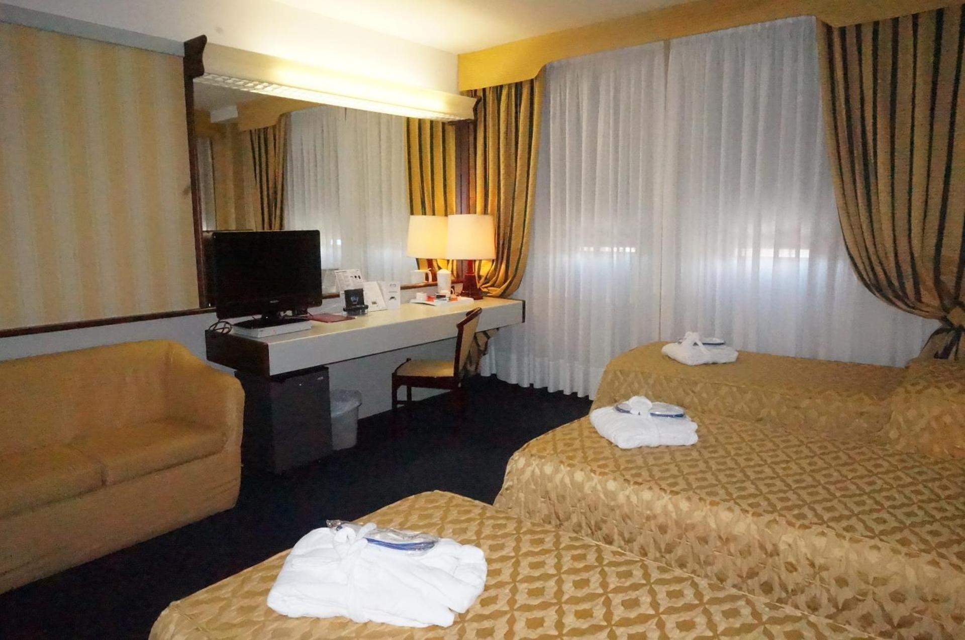 Hotel Maxim - Photo 26