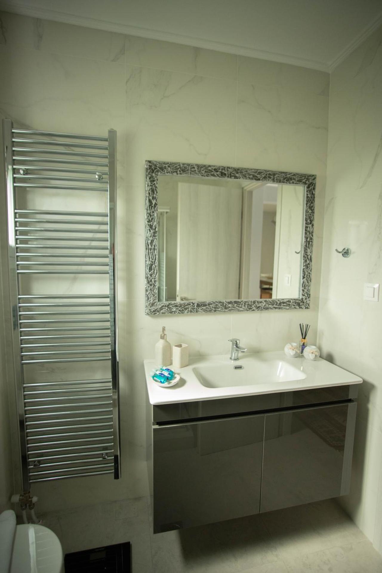 SantaCara City Apartment - Photo 10