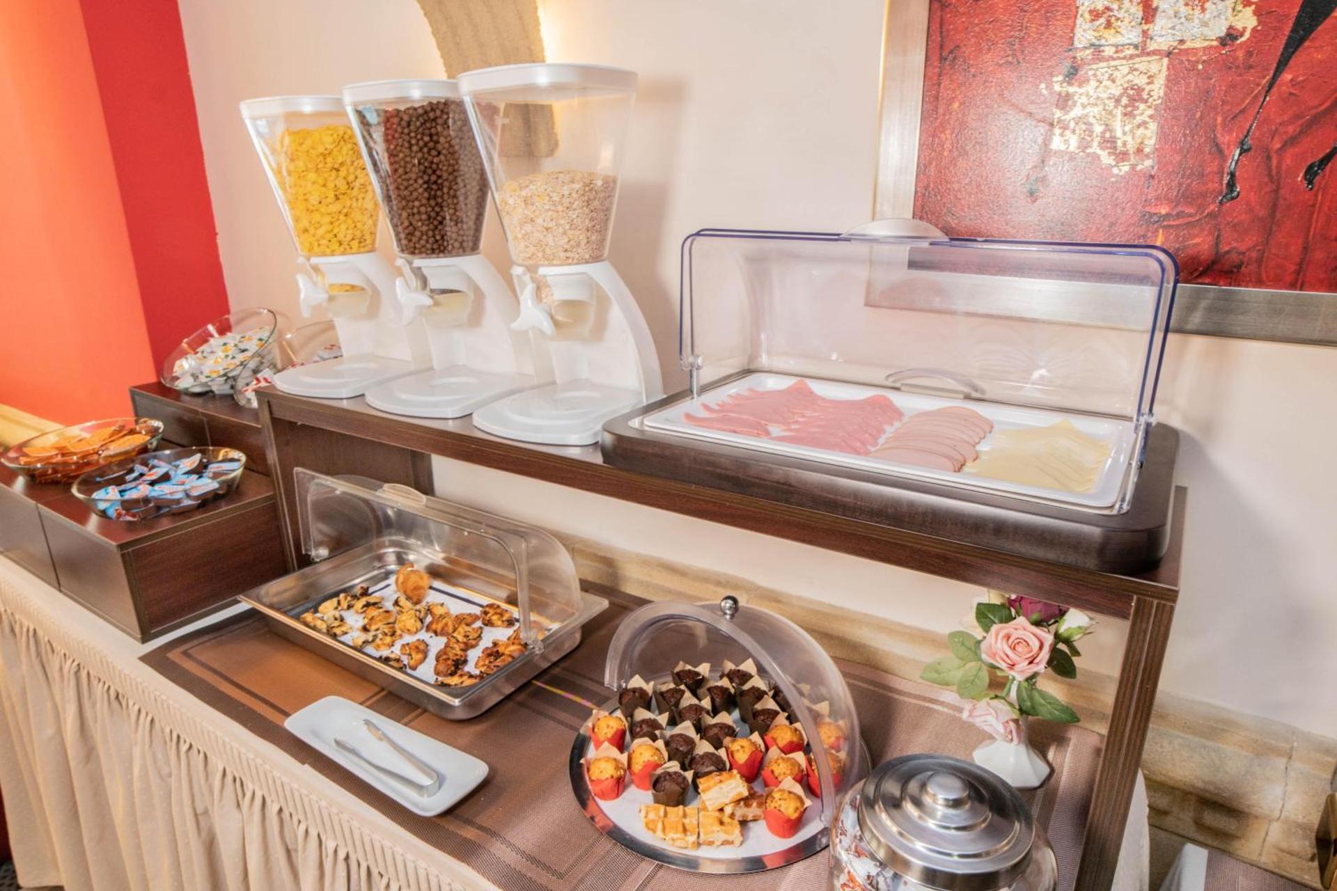 Argo Hotel Piraeus - Photo 95