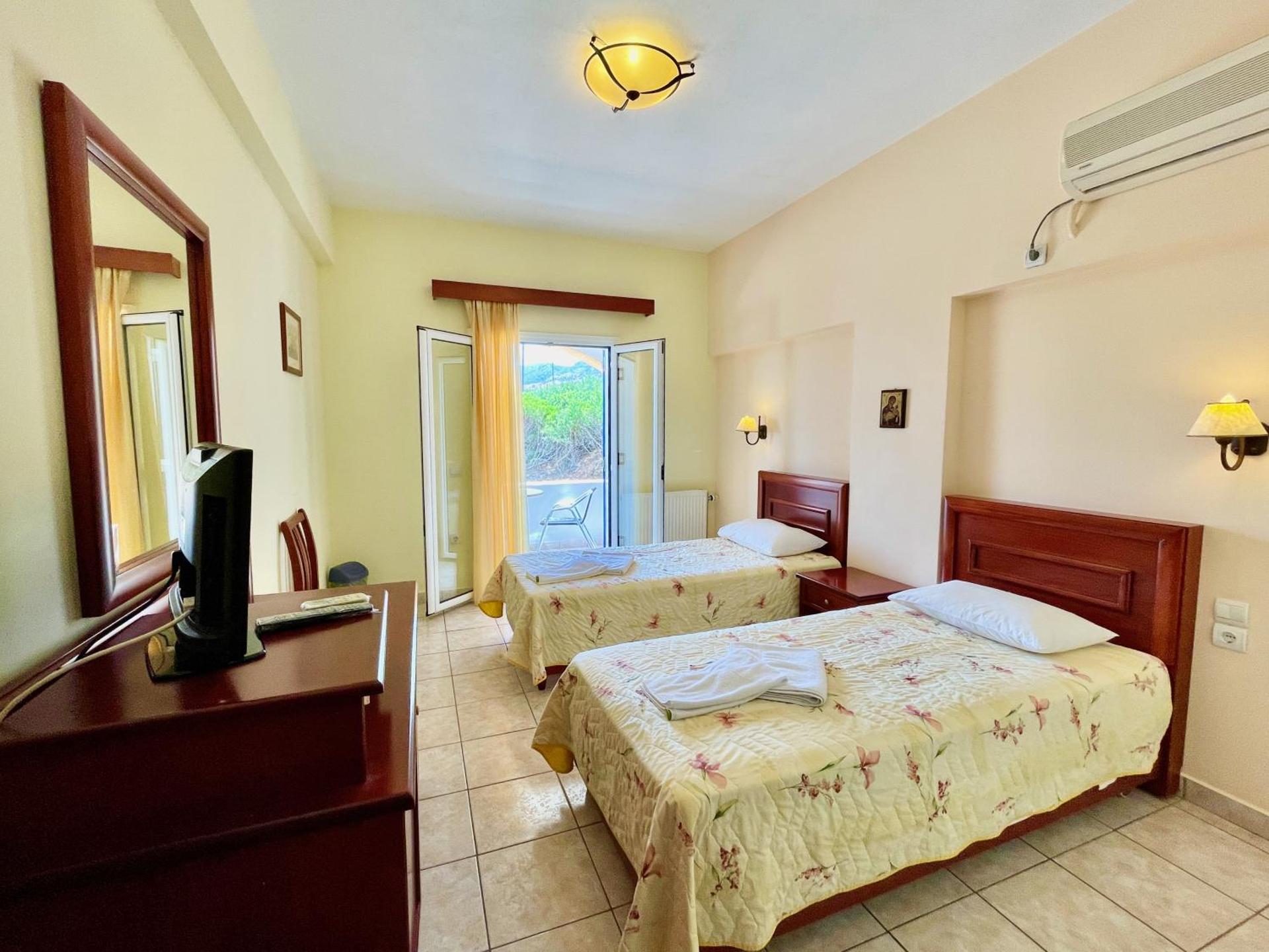 Venardos Hotel - Photo 4