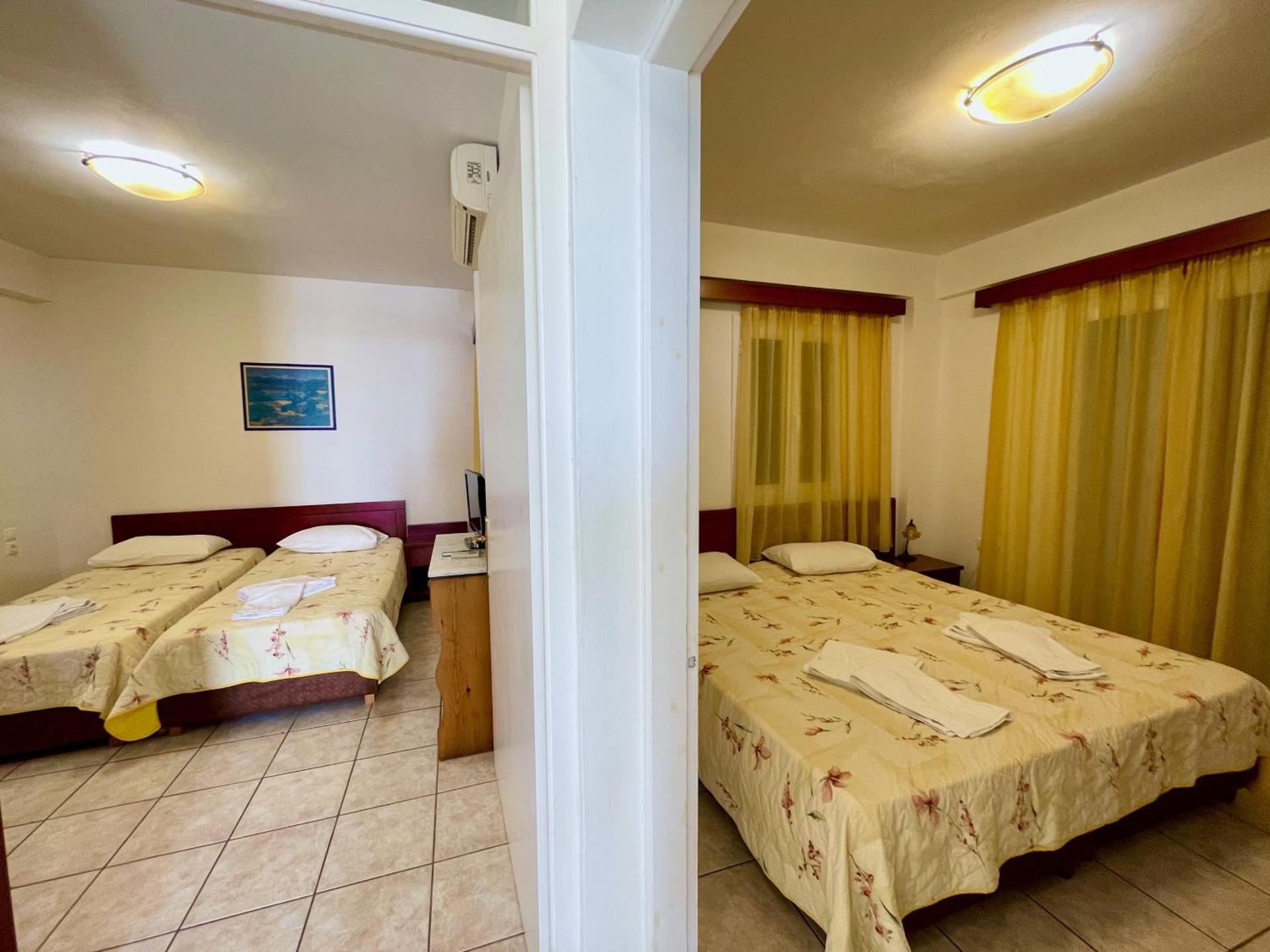 Venardos Hotel - Photo 12