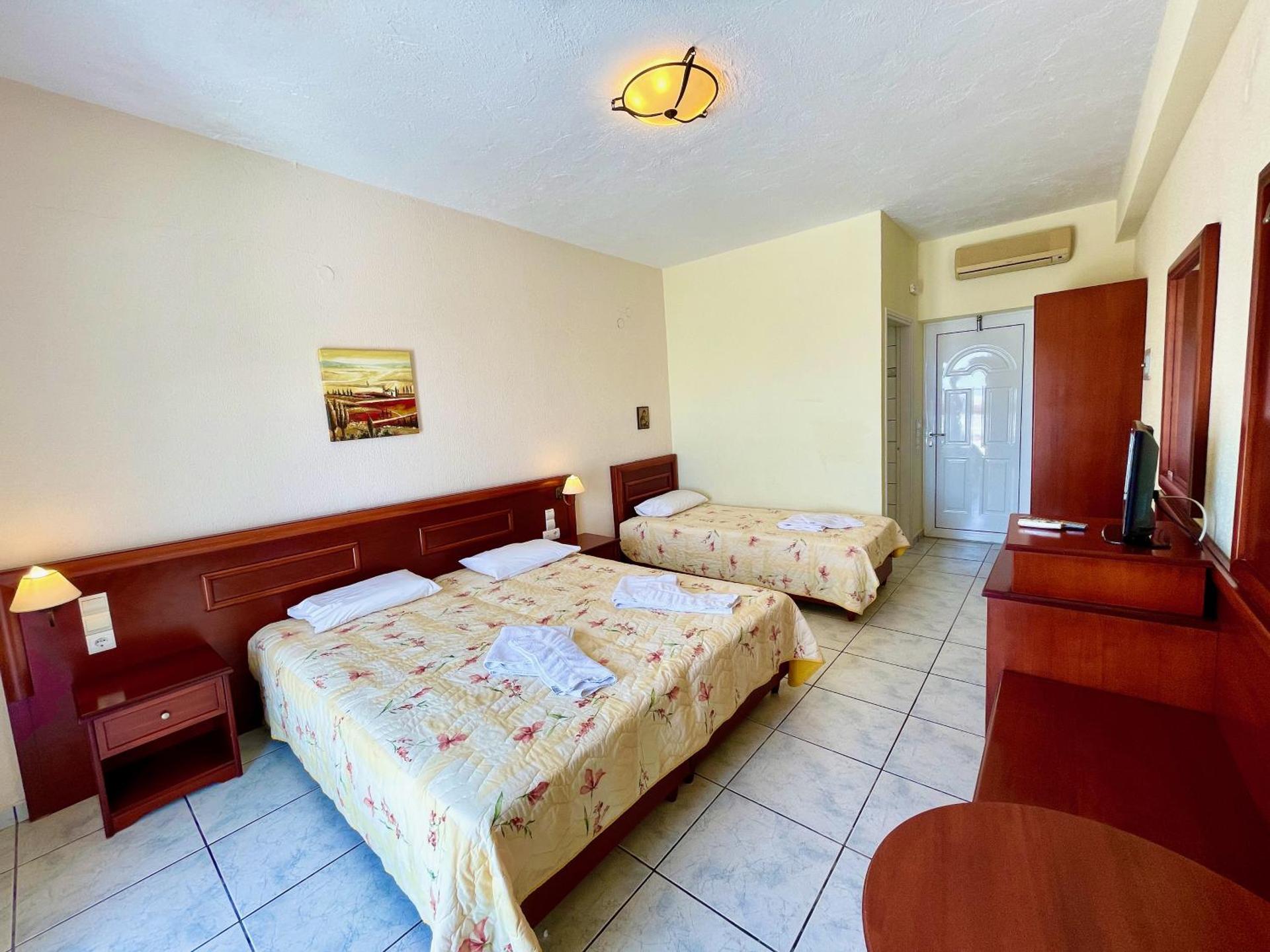 Venardos Hotel - Photo 9