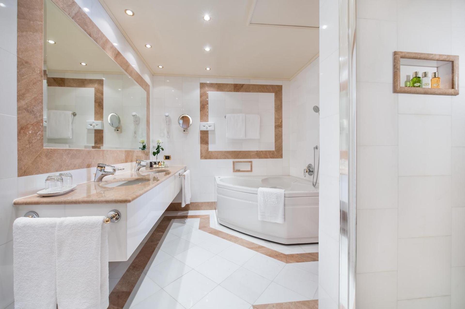 Royal Hotel Carlton - Photo 41