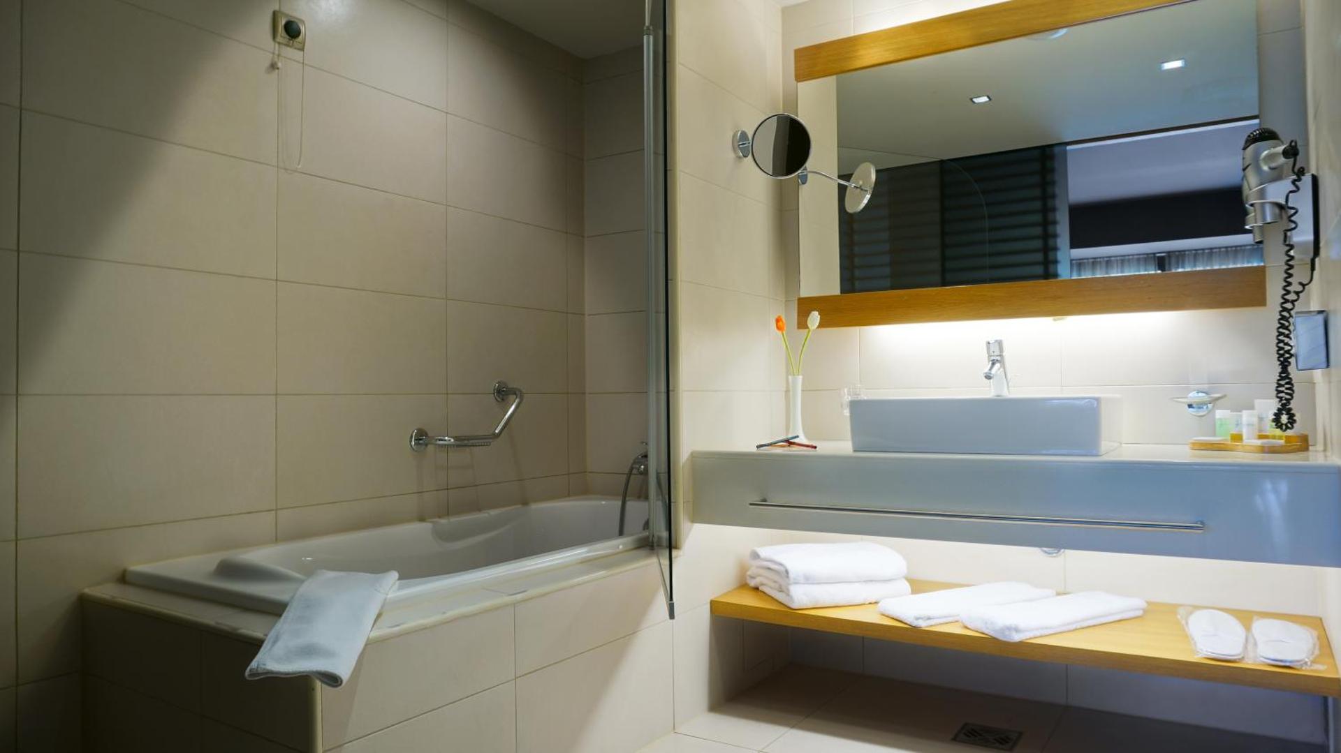 Alexander Beach Hotel & Spa - Photo 13
