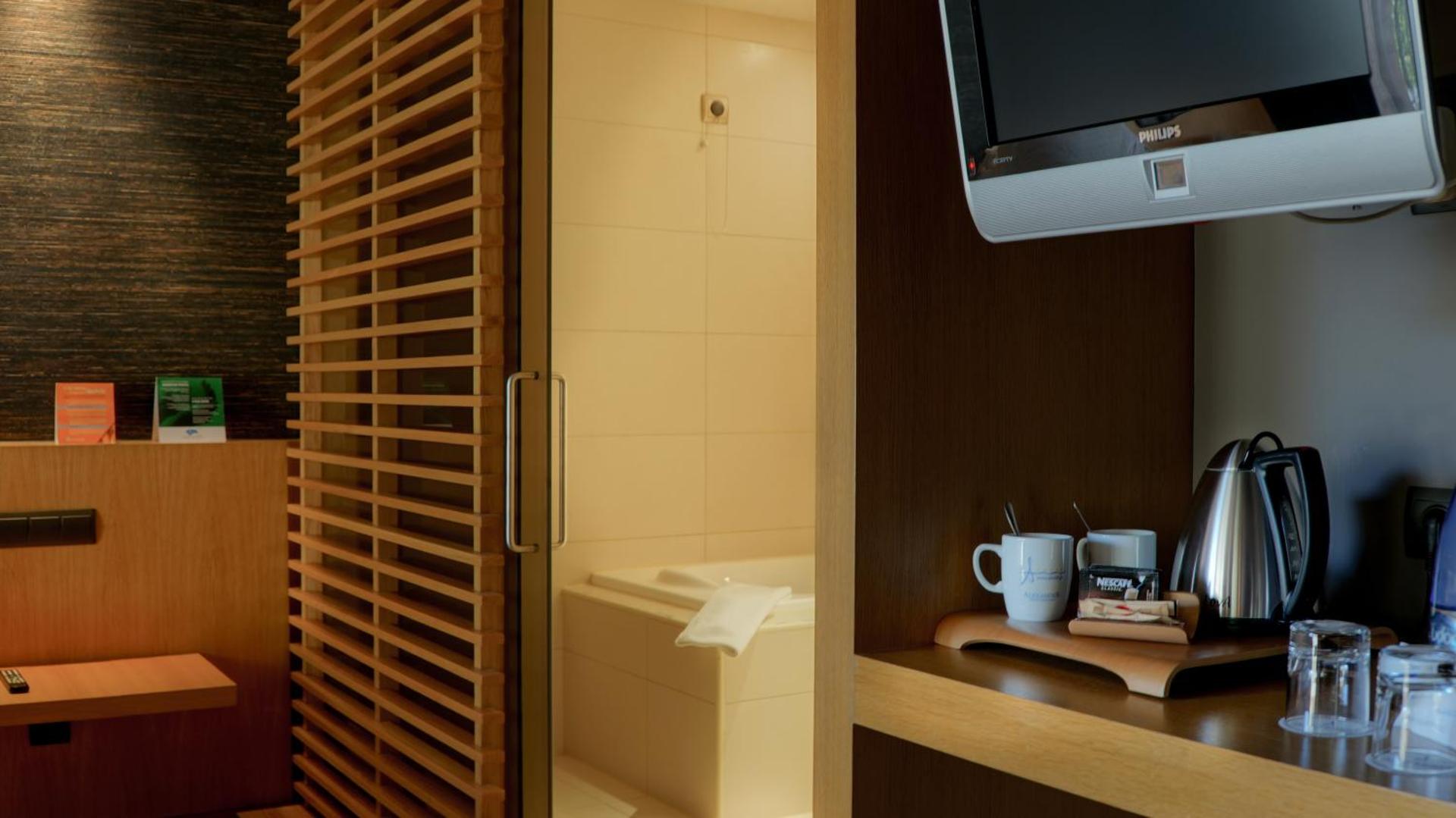 Alexander Beach Hotel & Spa - Photo 11