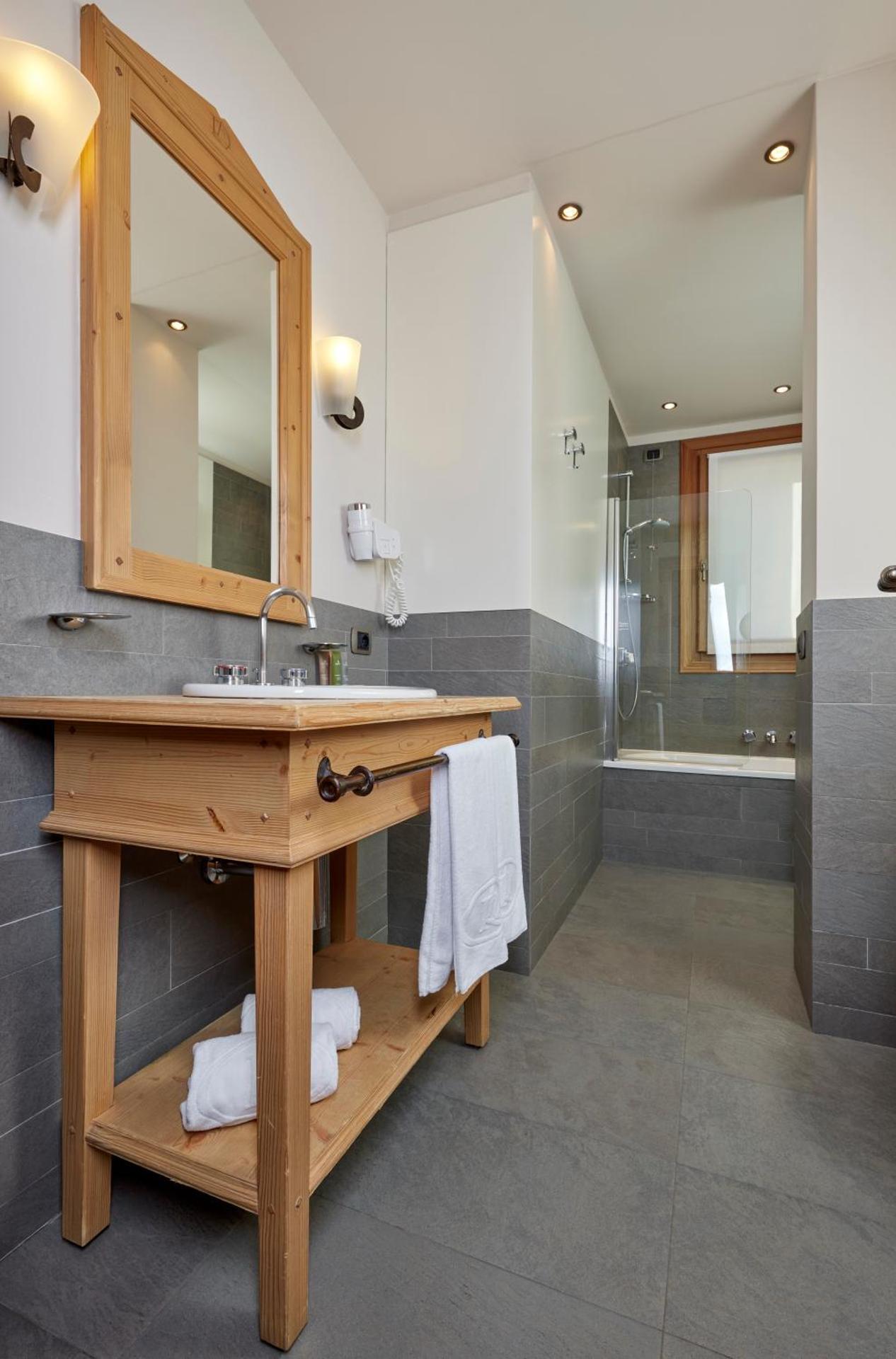 Hotel Rezia - Photo 49