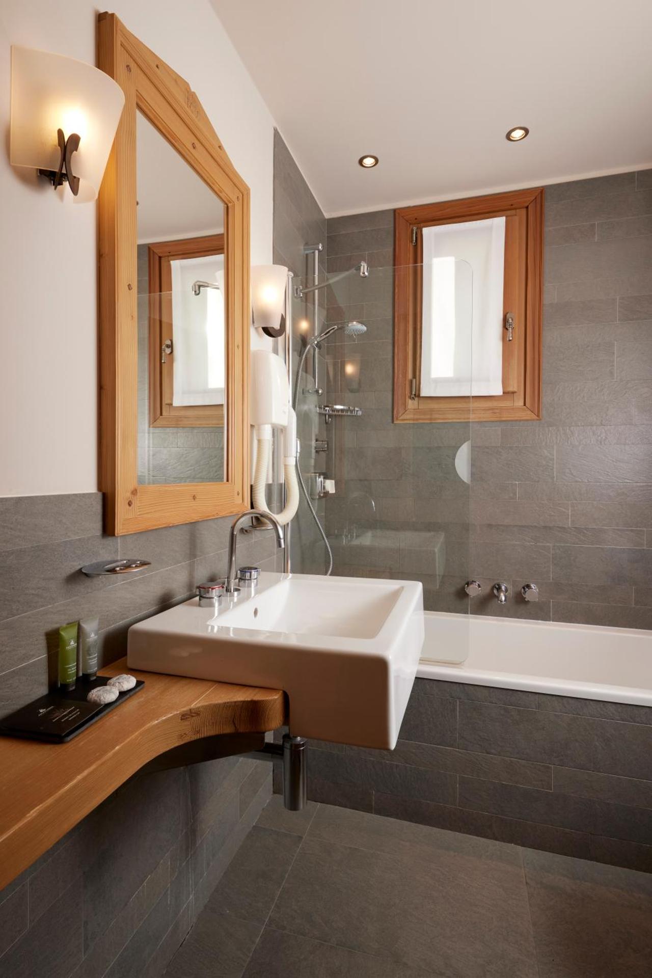 Hotel Rezia - Photo 50