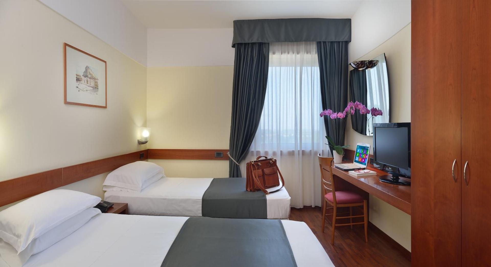 Hotel Bologna Airport - Photo 38